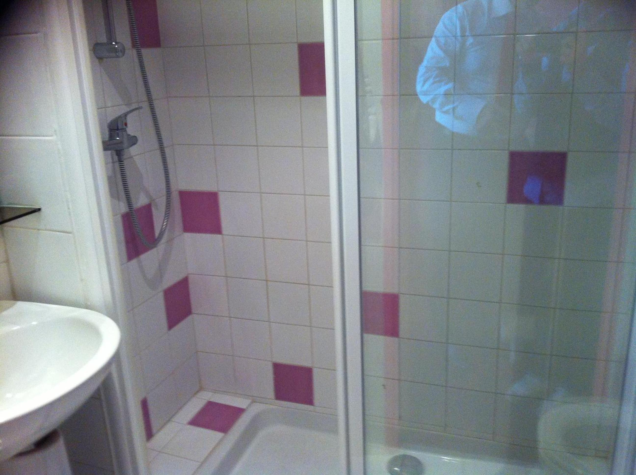 Twin Room with Shower - Photo 7
