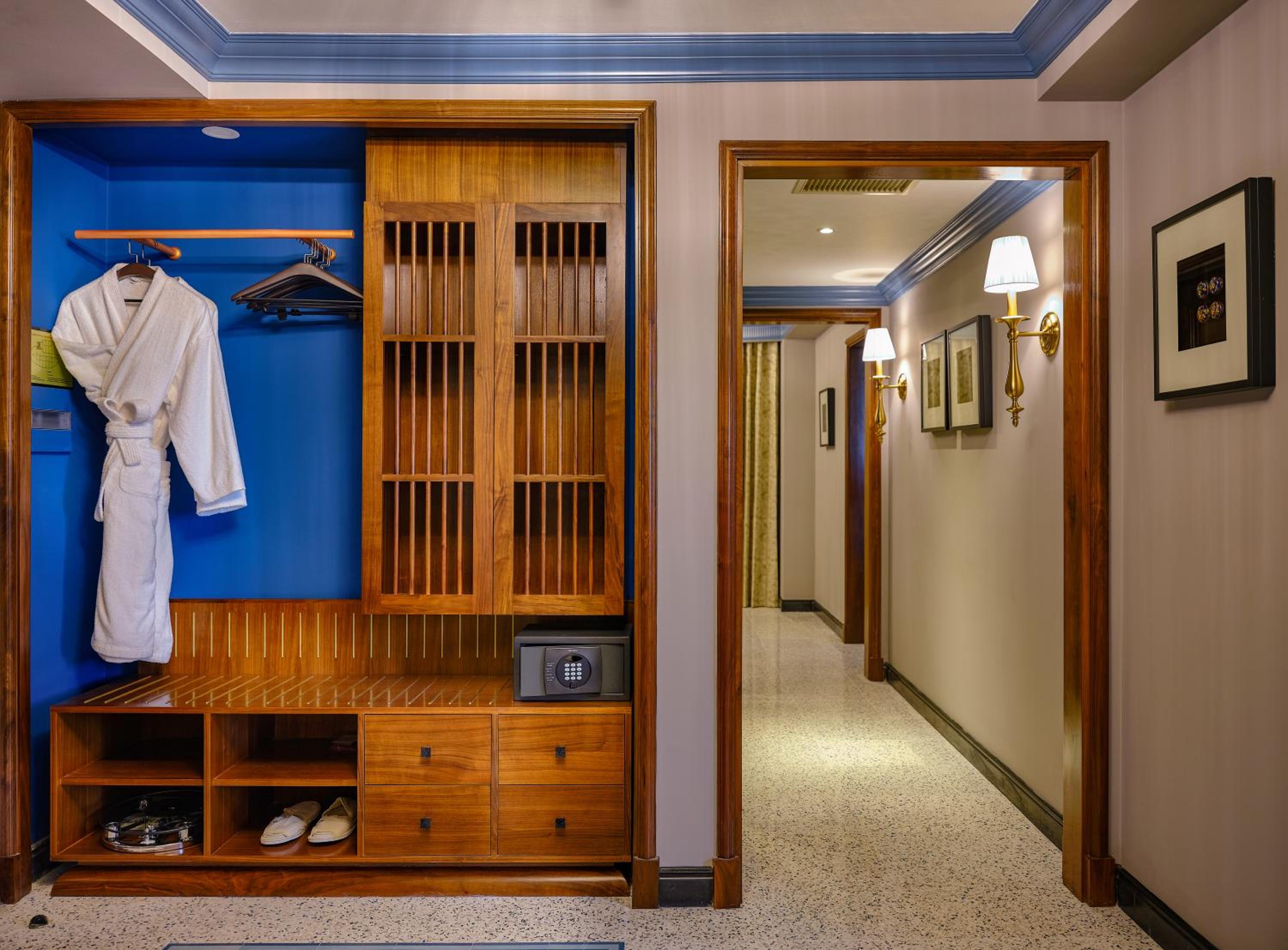 Executive Suite  - Free Traditional Costume - Photo 3