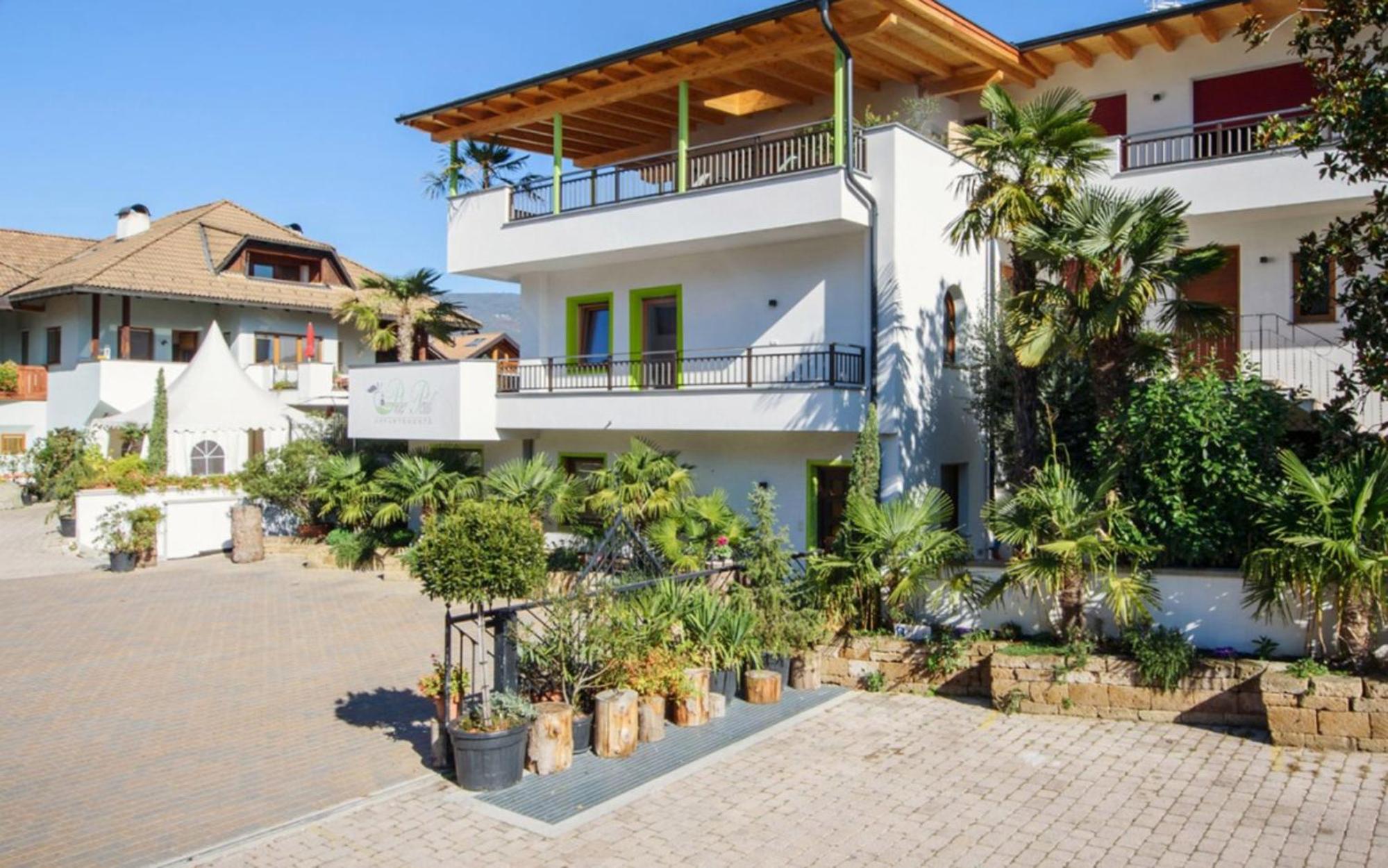 Two-Bedroom Deluxe Apartment with Garden View photo 2