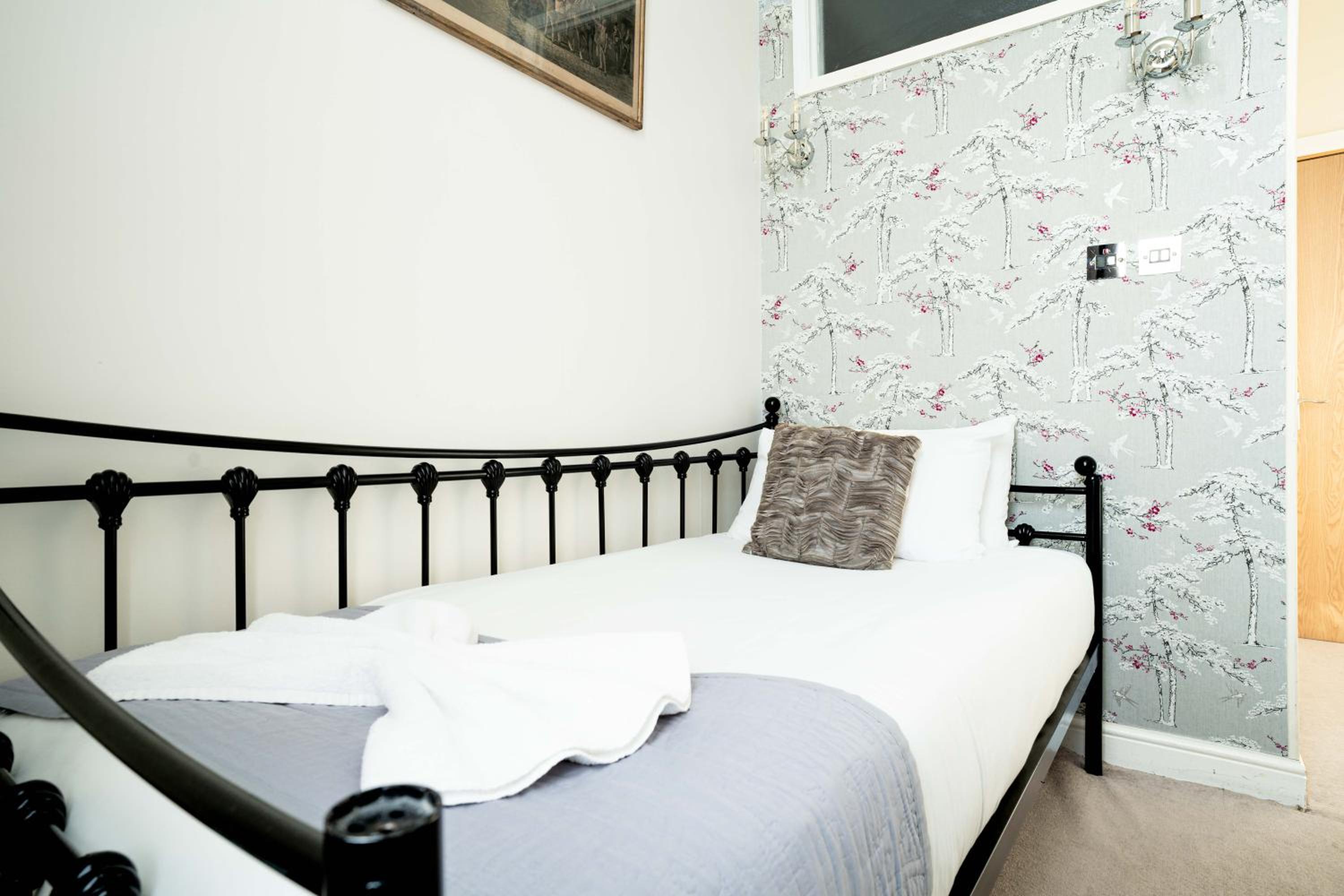 Single Room with Private Bathroom photo 2