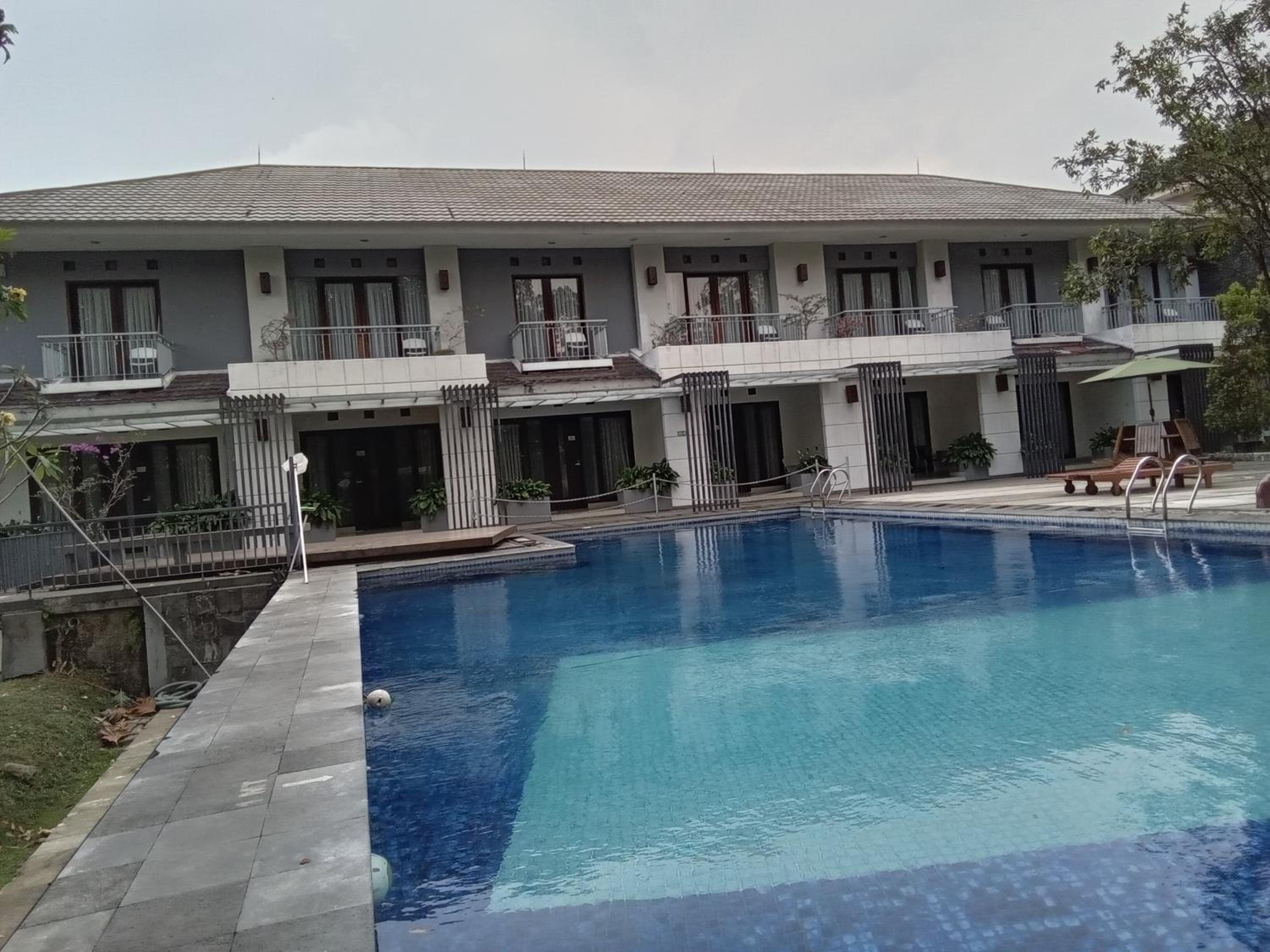 Double or Twin Room with Pool View photo 2