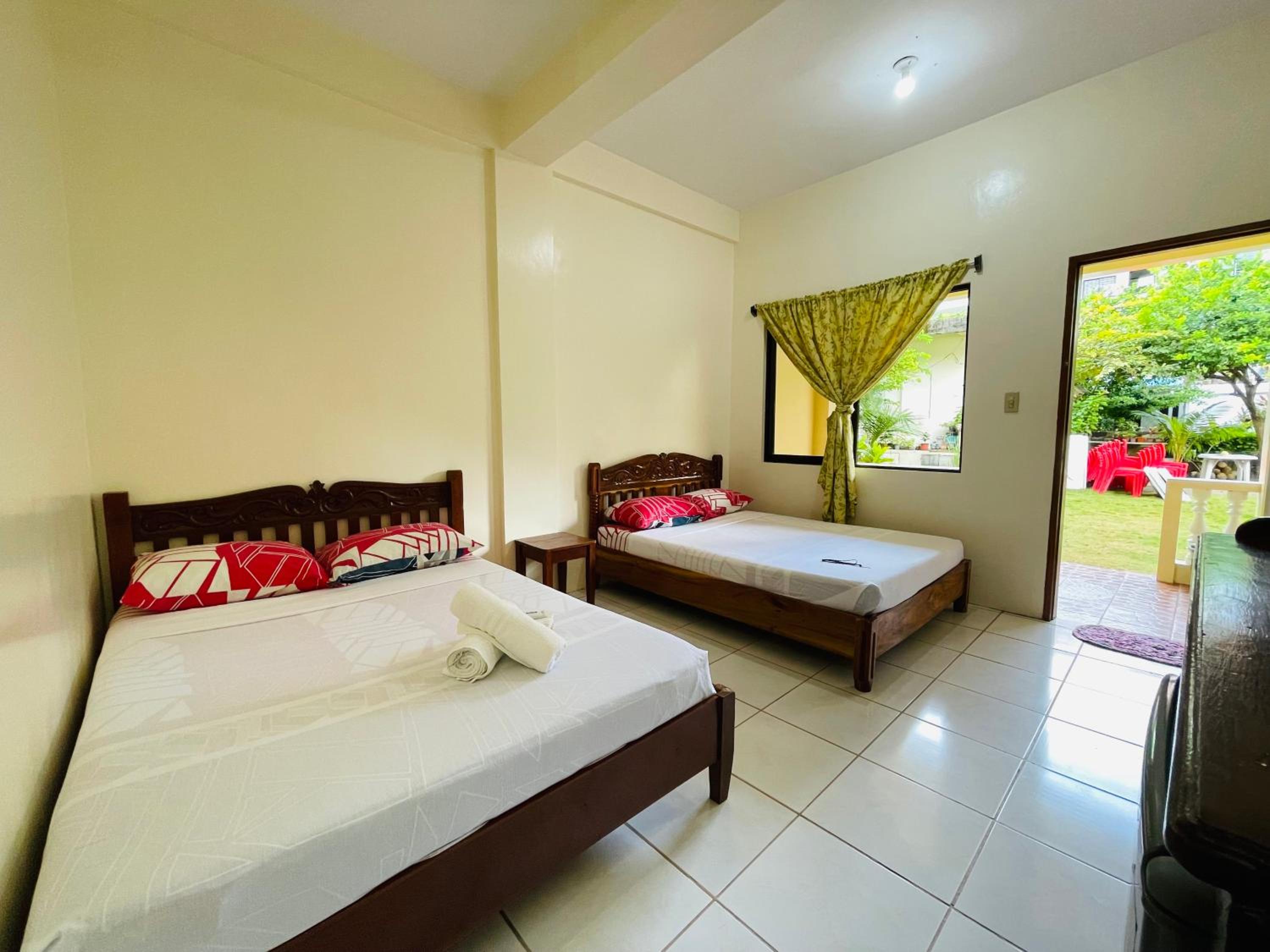 Family Room with Garden View - Photo 3