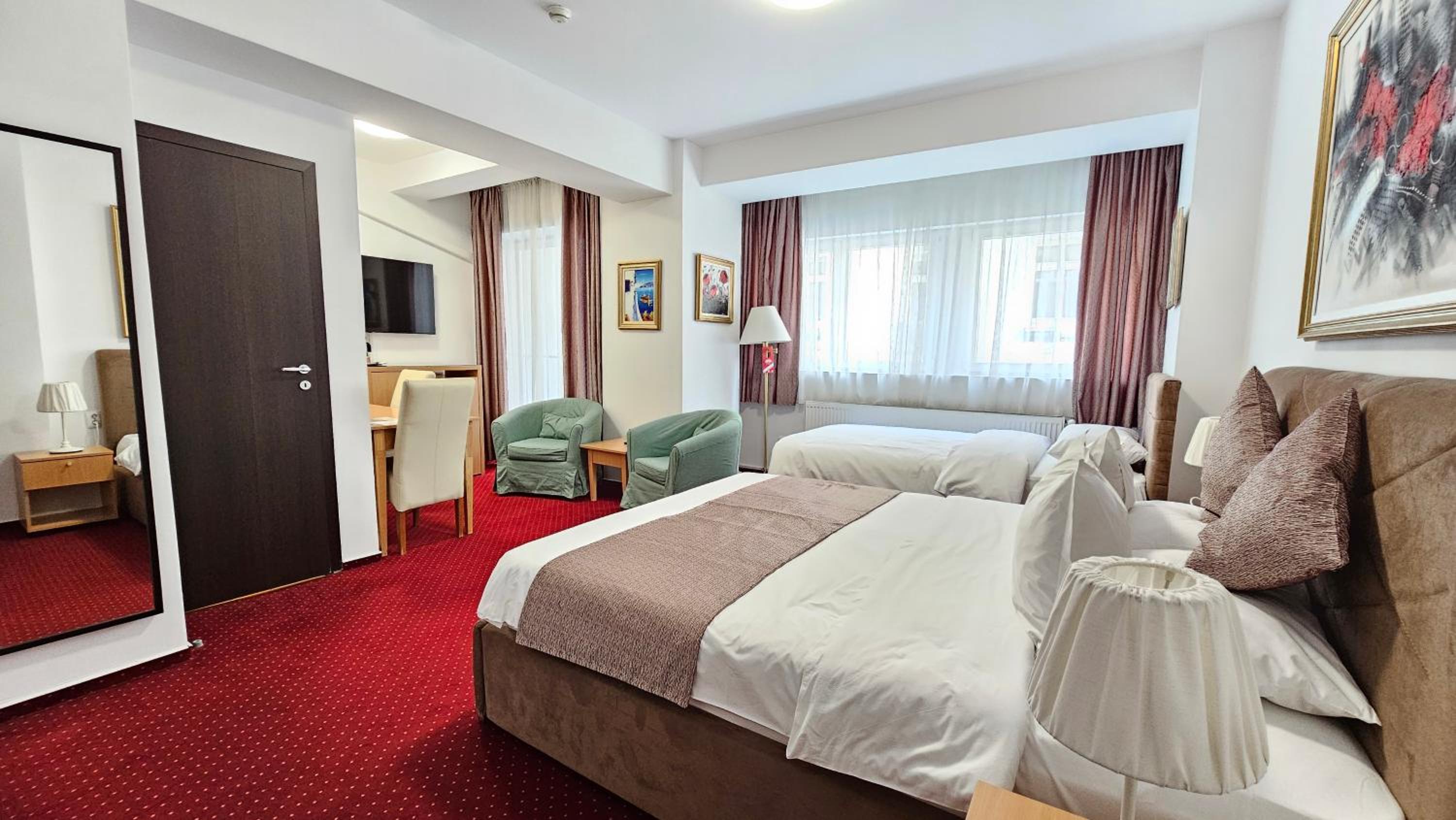 מלון בוקור אקומודיישן בוקרשט — Queen Room with Balcony
