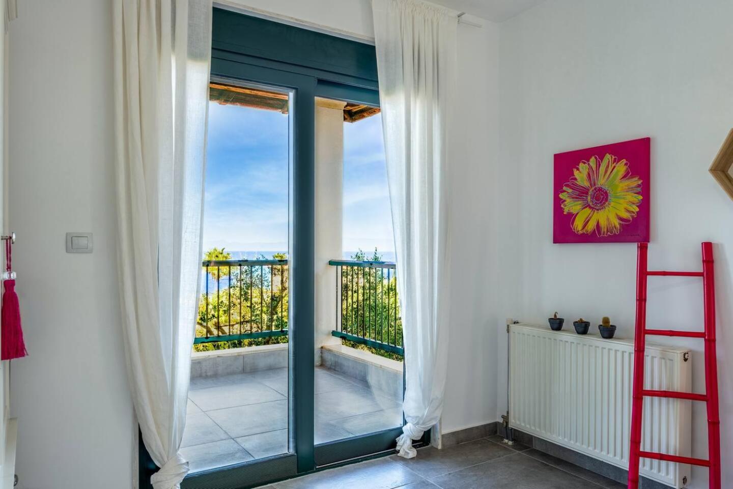 Three-Bedroom Villa photo 2