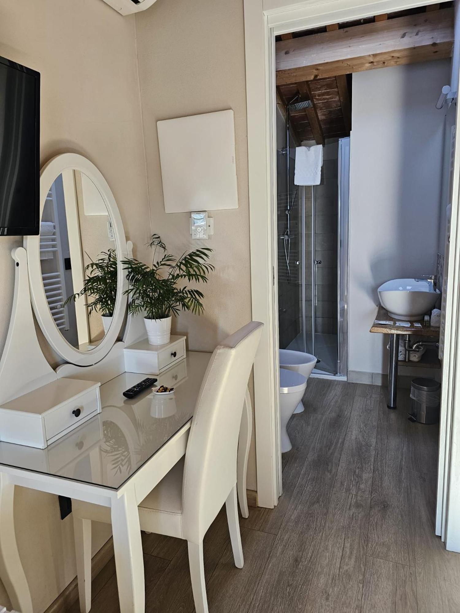 Queen Suite with Spa Bath photo 3