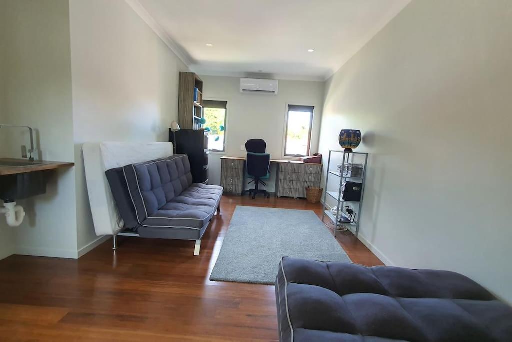 Five-Bedroom House photo 2