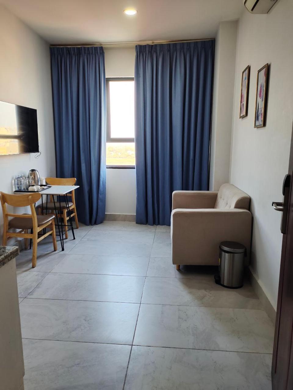 One-Bedroom Apartment - Photo 1