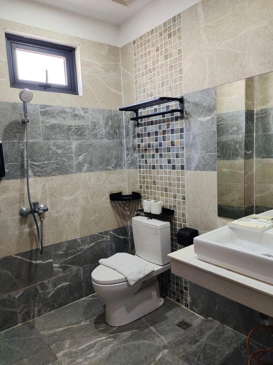 One-Bedroom Apartment - Photo 3