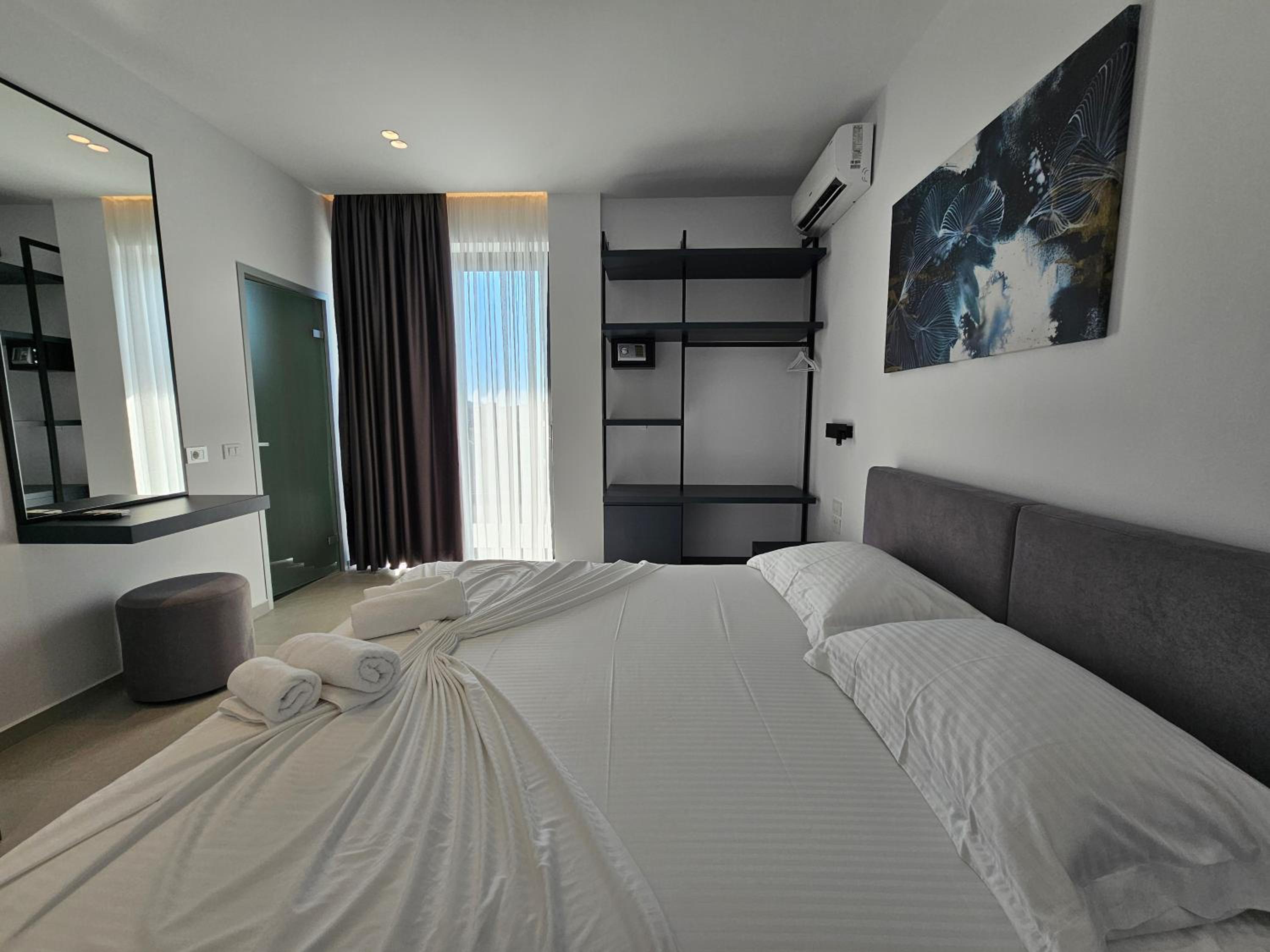 Deluxe Double Room with Balcony photo 3