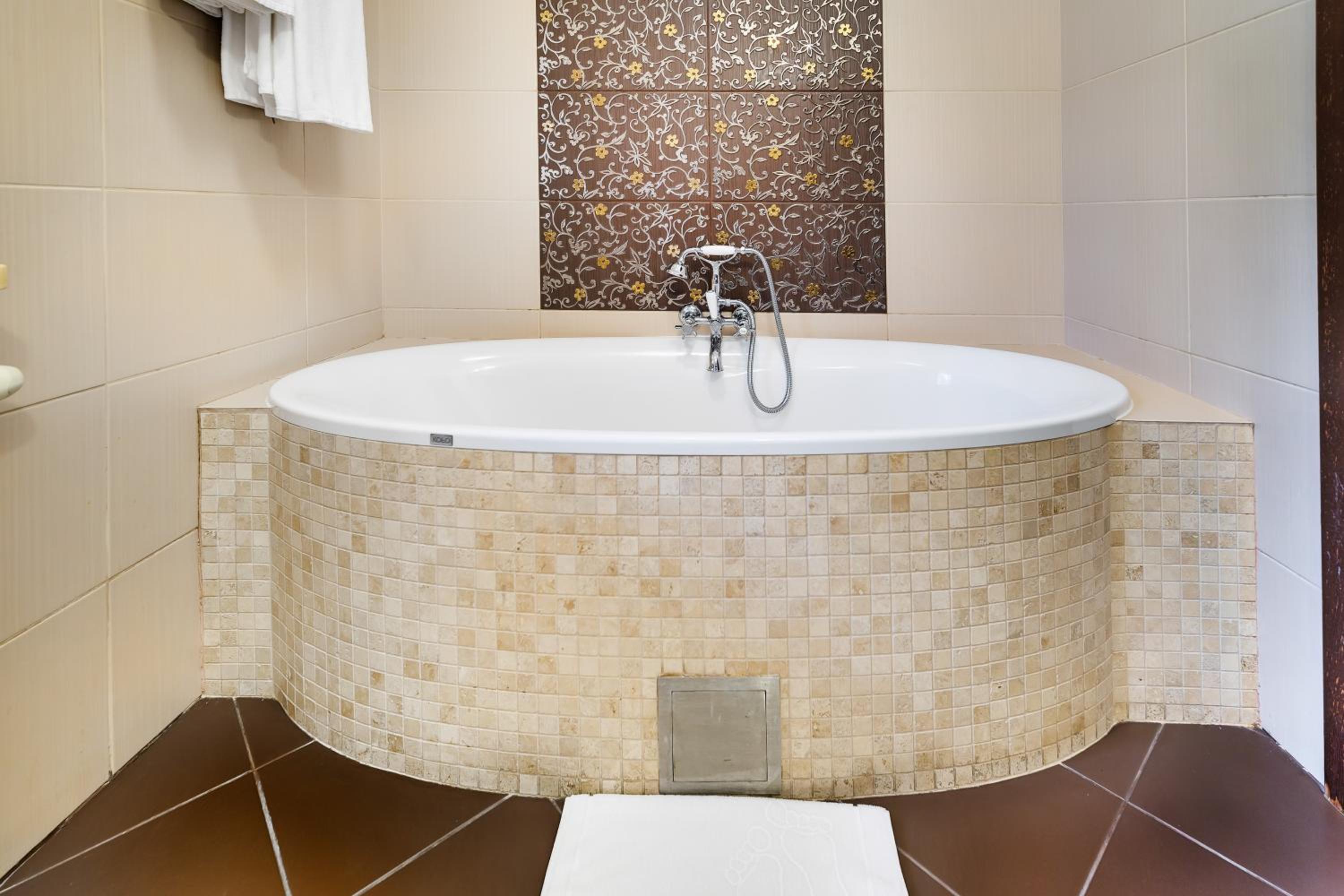 Deluxe Double Room with Bath - Photo 2