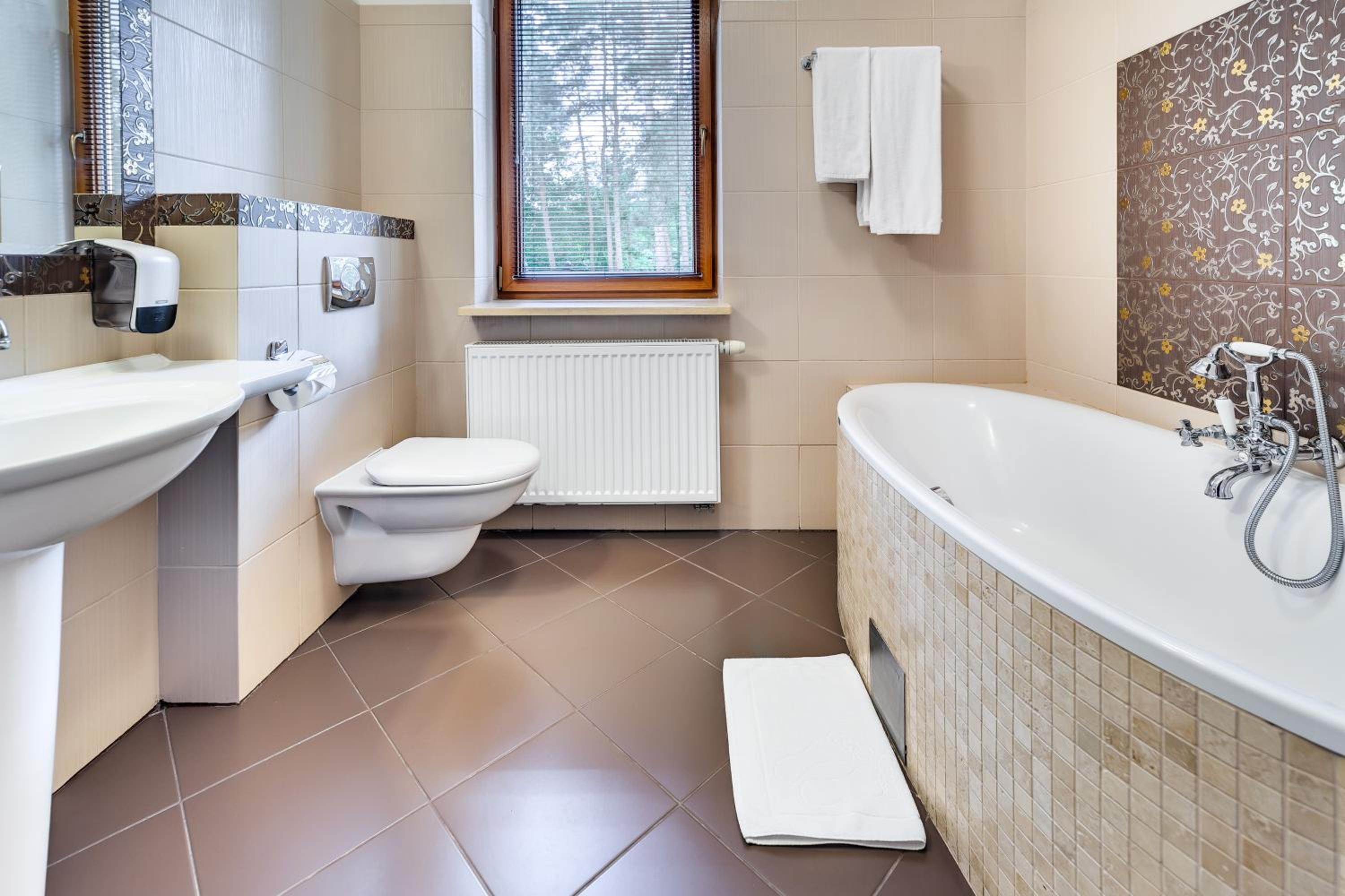 Deluxe Double Room with Bath - Photo 4