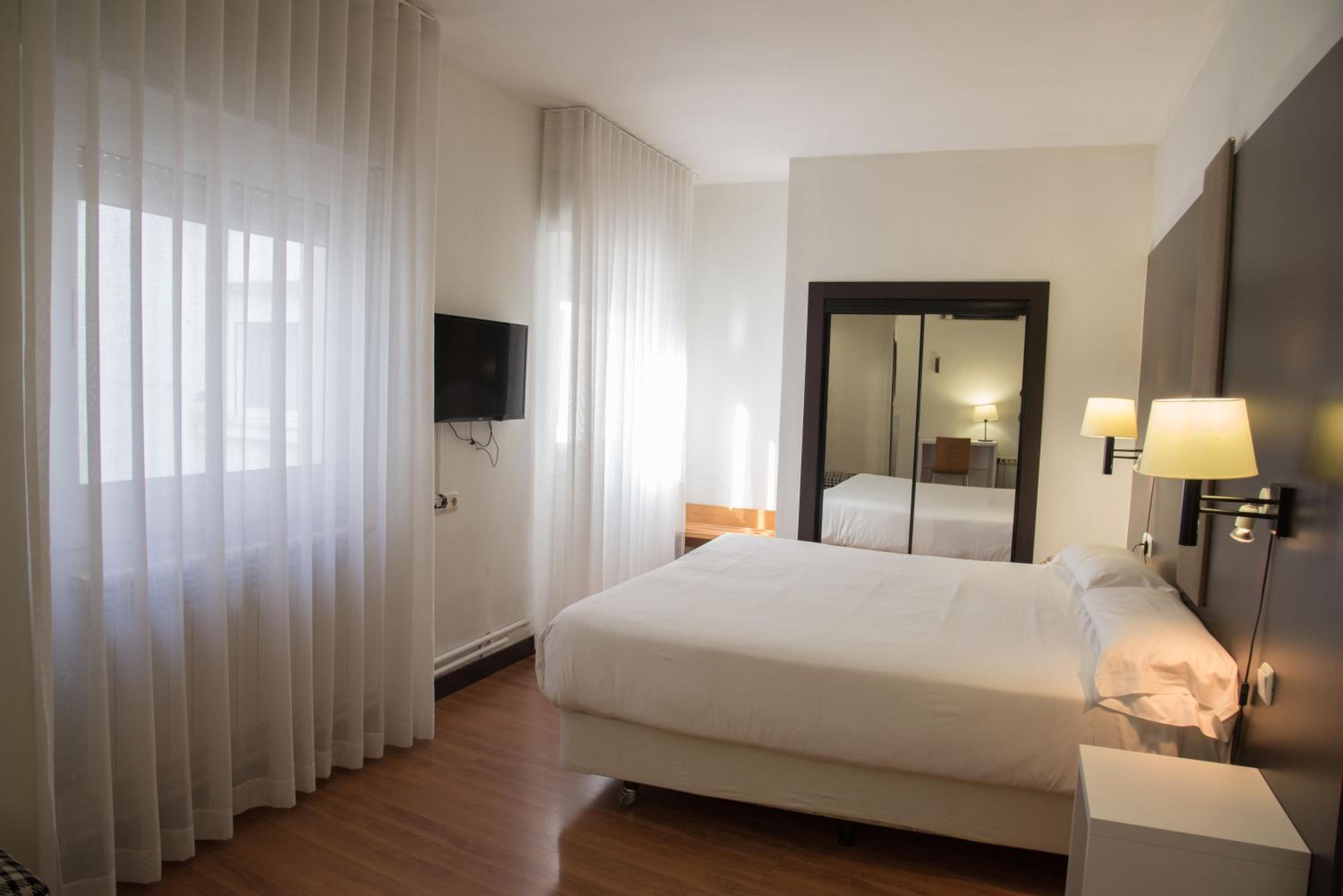 Double Room (1 - 2 Adults) - Photo 2