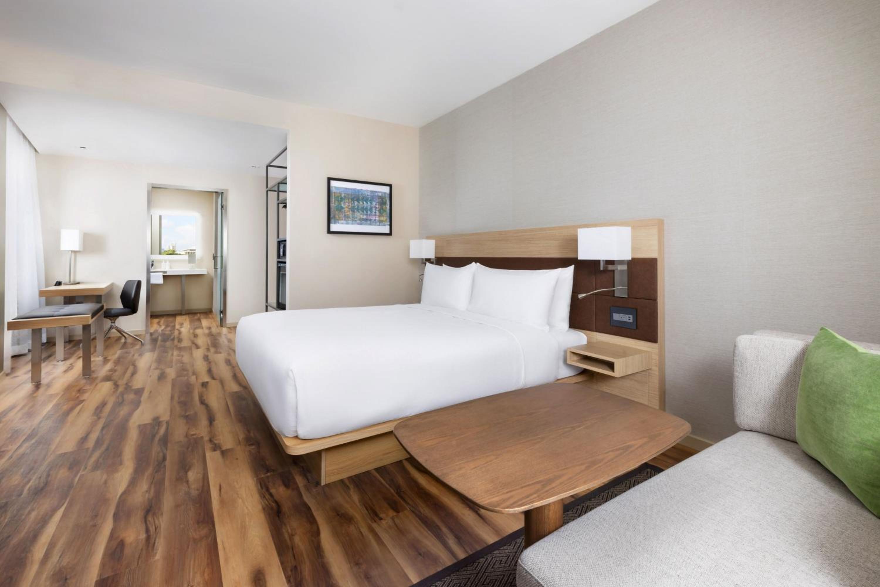 Deluxe King Room with City View - Photo 2