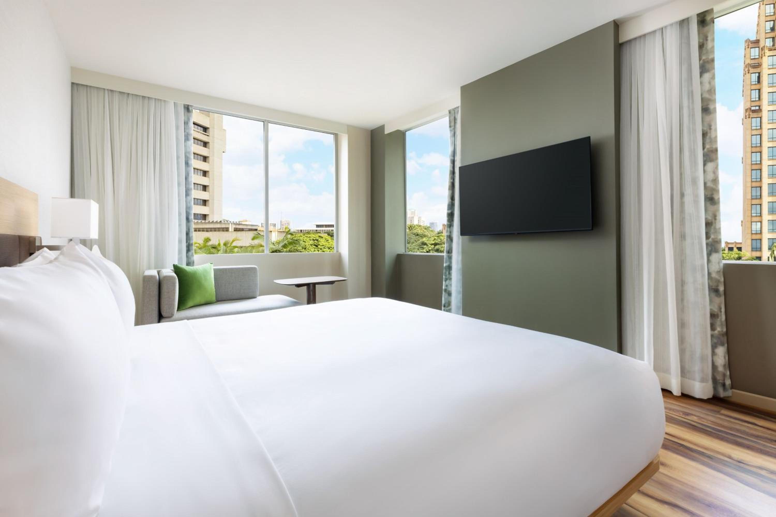 Deluxe King Room with City View - Photo 4