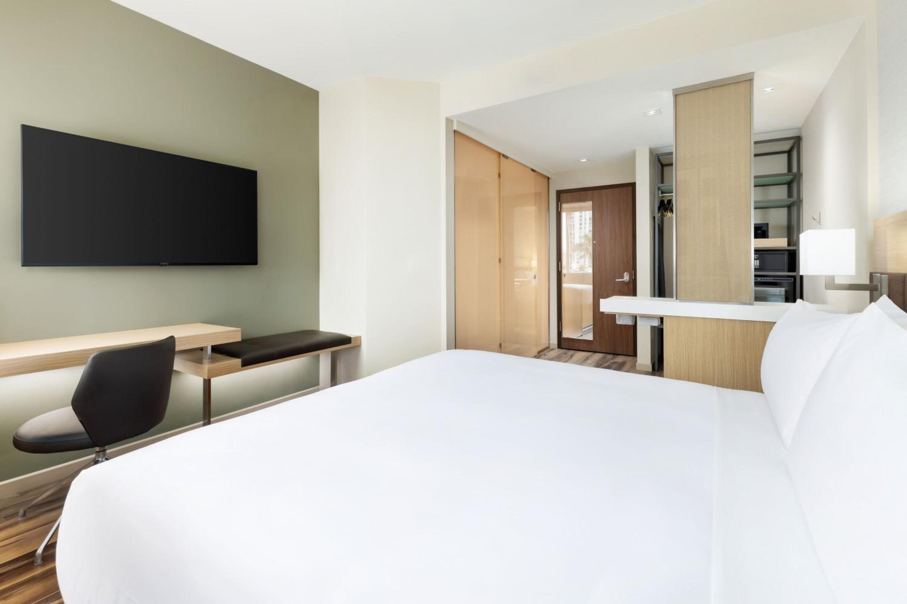 King Room with City View - Photo 4