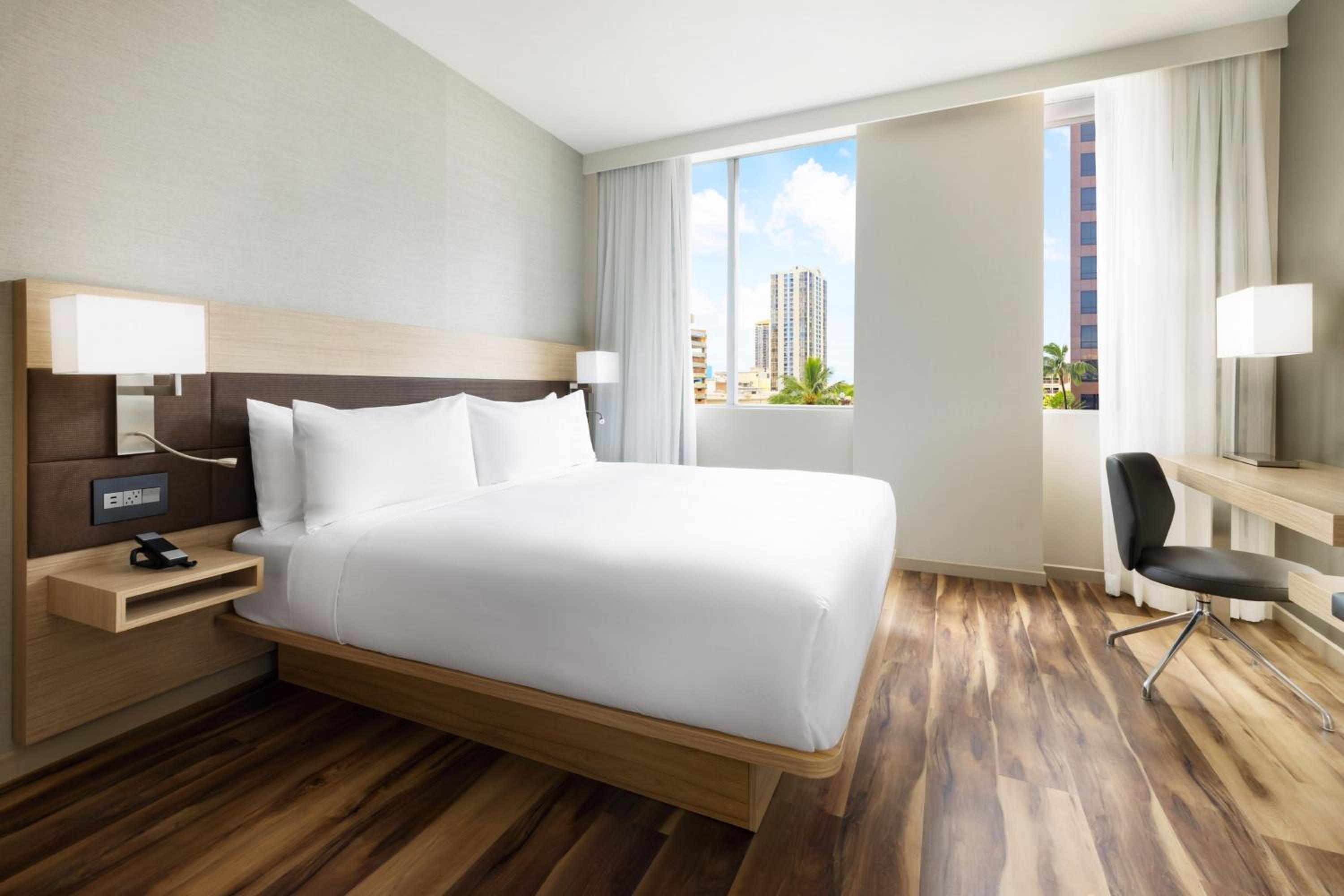 King Room with City View - Photo 5