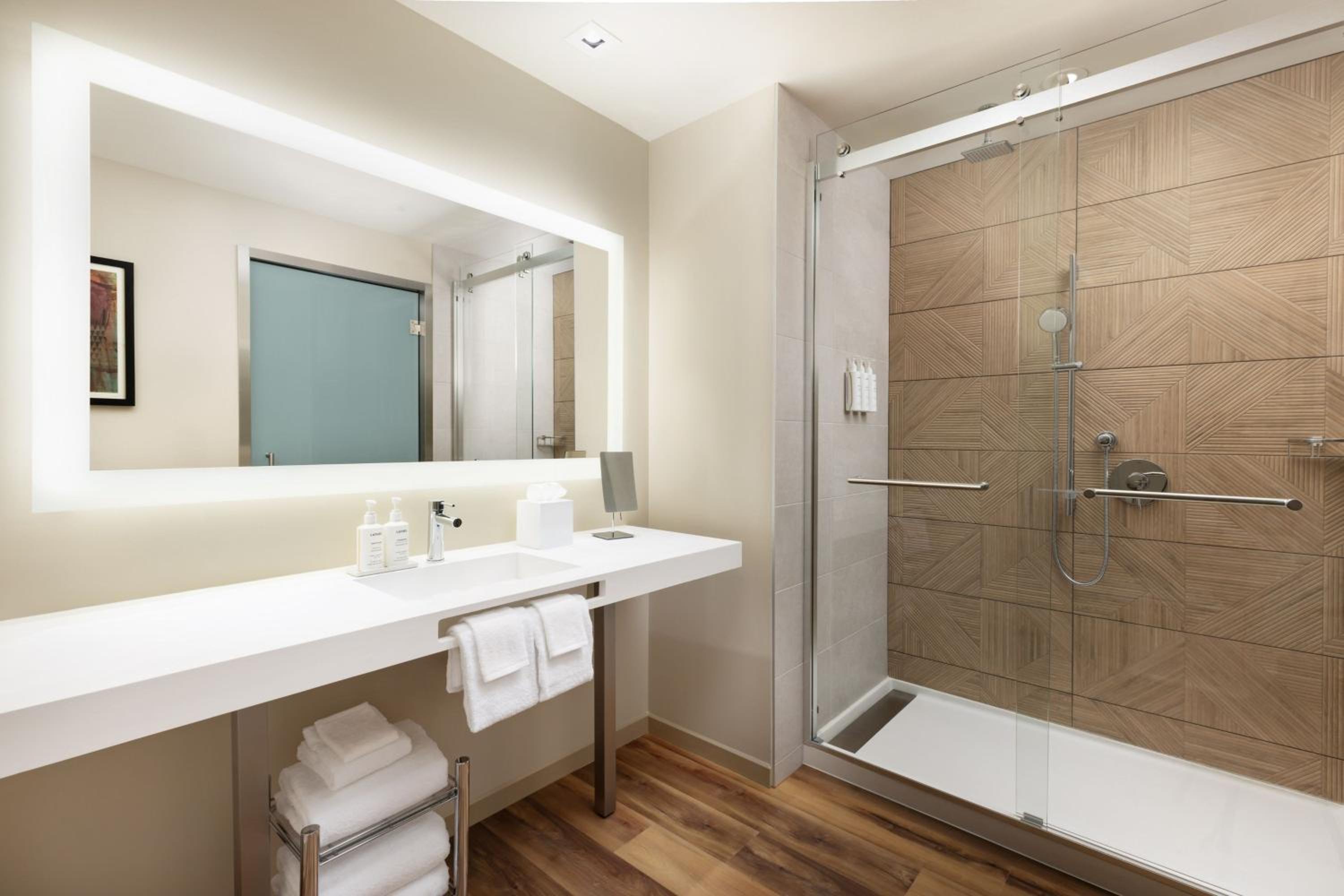 Deluxe Queen Room with Two Queen Beds and City View - Photo 7