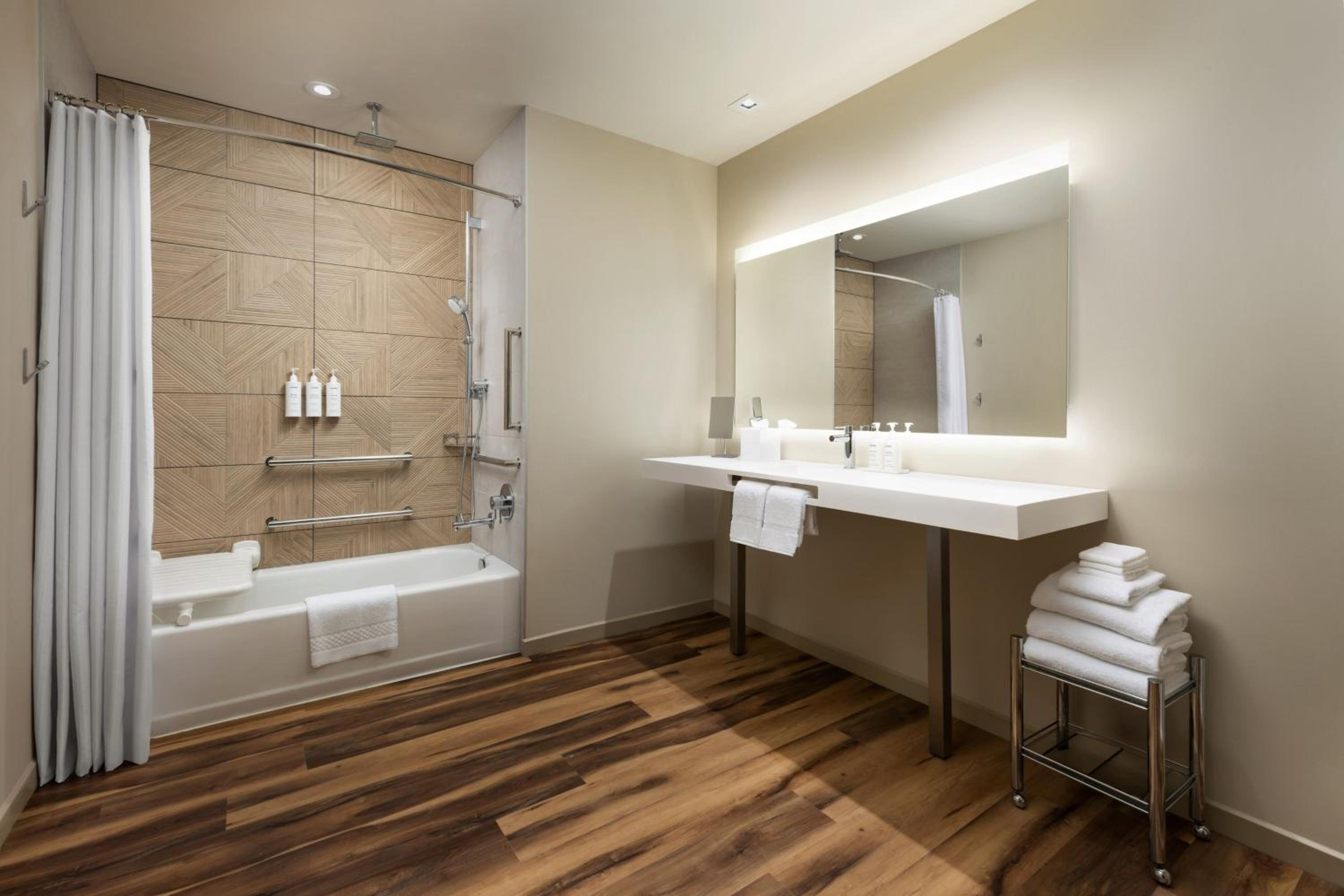 Deluxe Queen Room with Two Queen Beds and City View - Photo 8