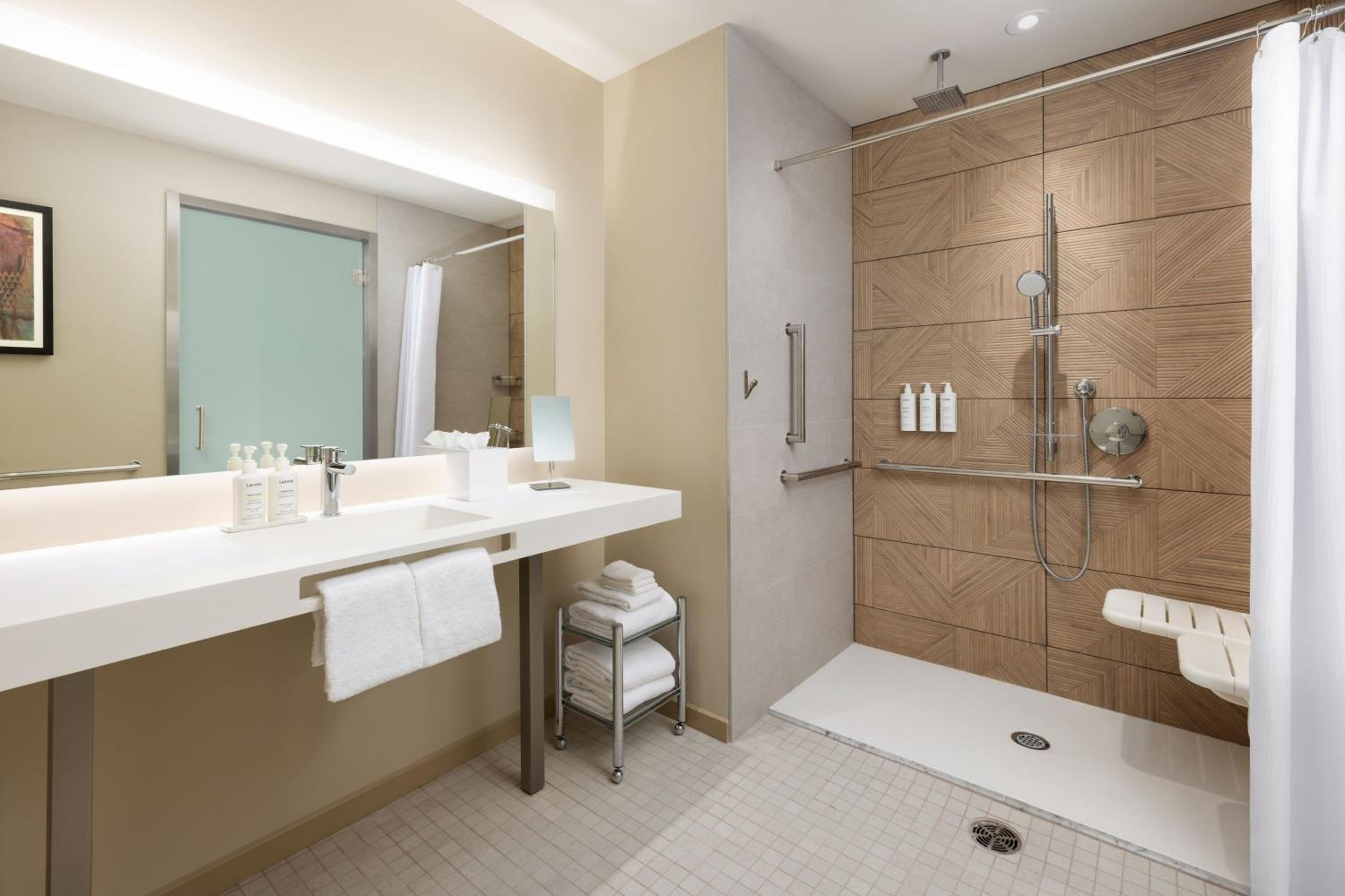 Deluxe Queen Room with Two Queen Beds and City View - Photo 9
