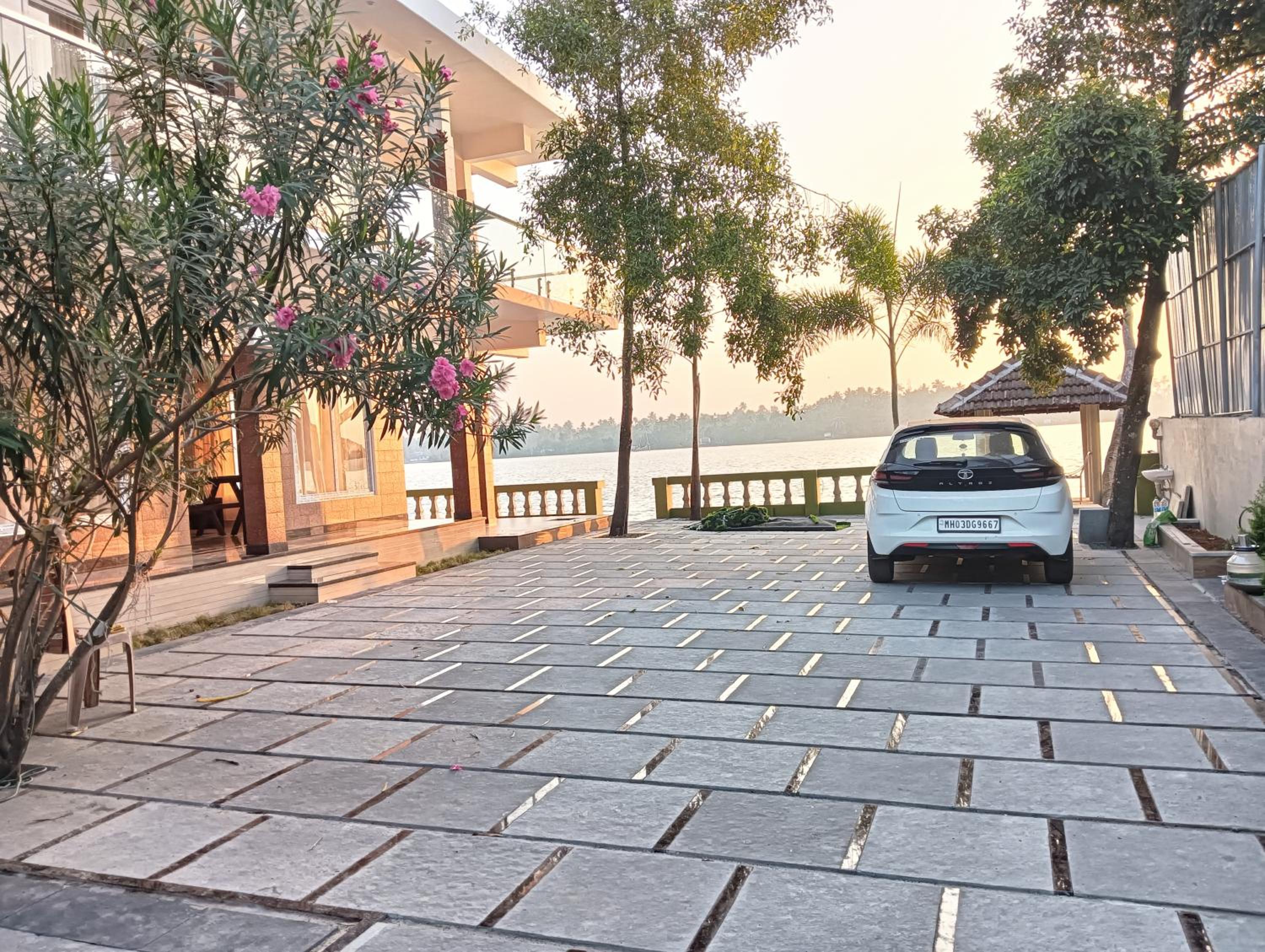 Deluxe Double Room with Balcony and Sea View photo 2