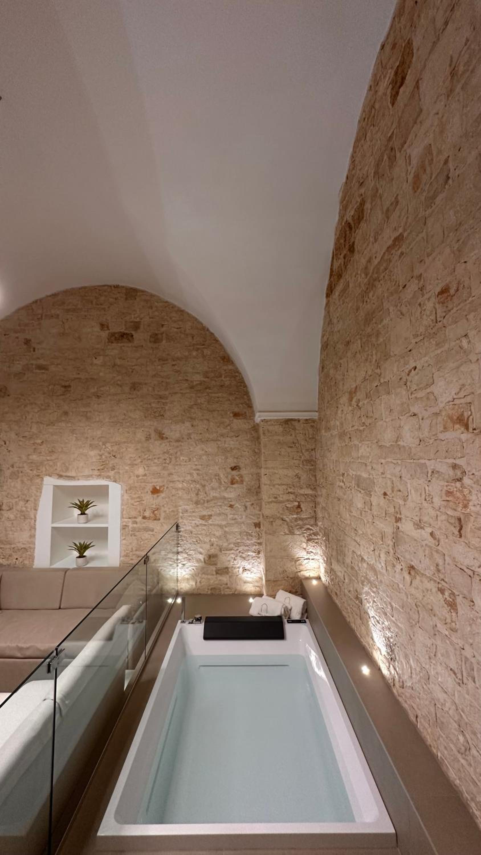 Suite with Hot Tub photo 2