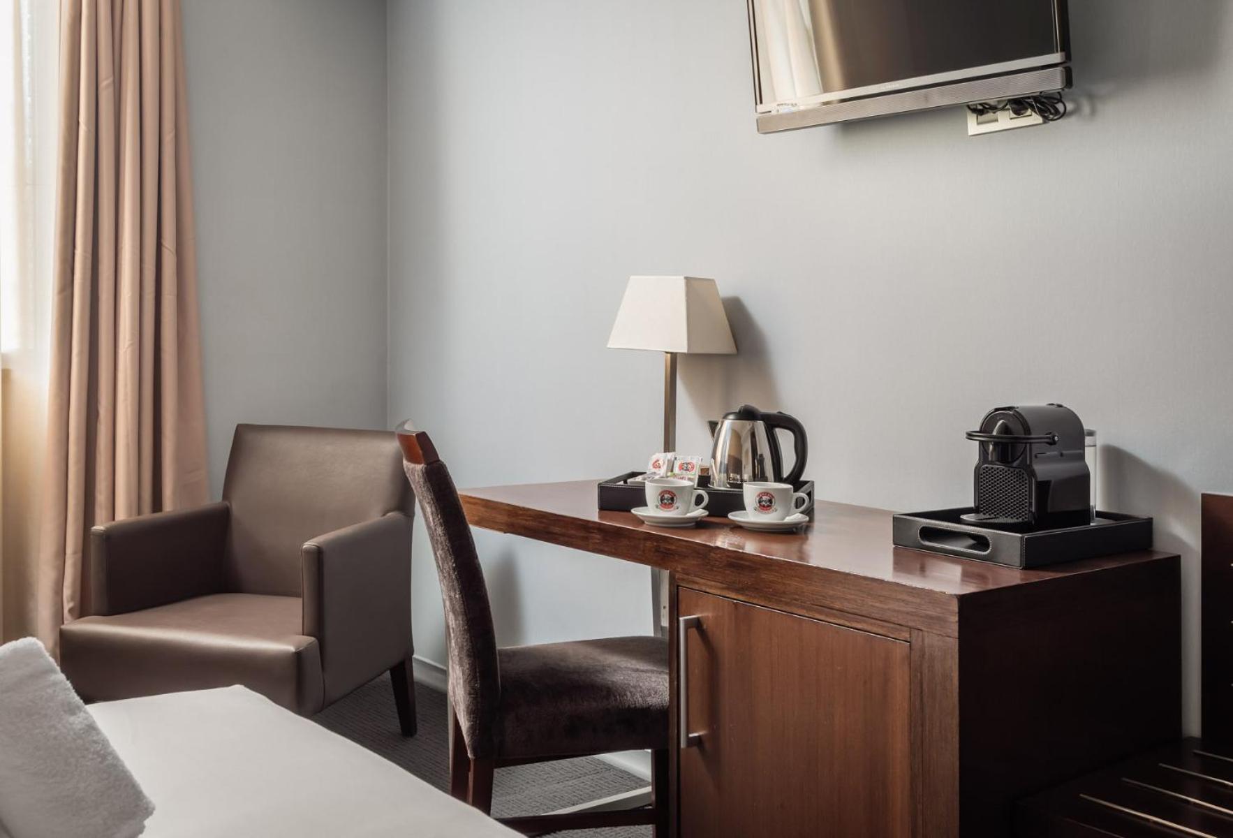 Double or Twin Room - Photo 8