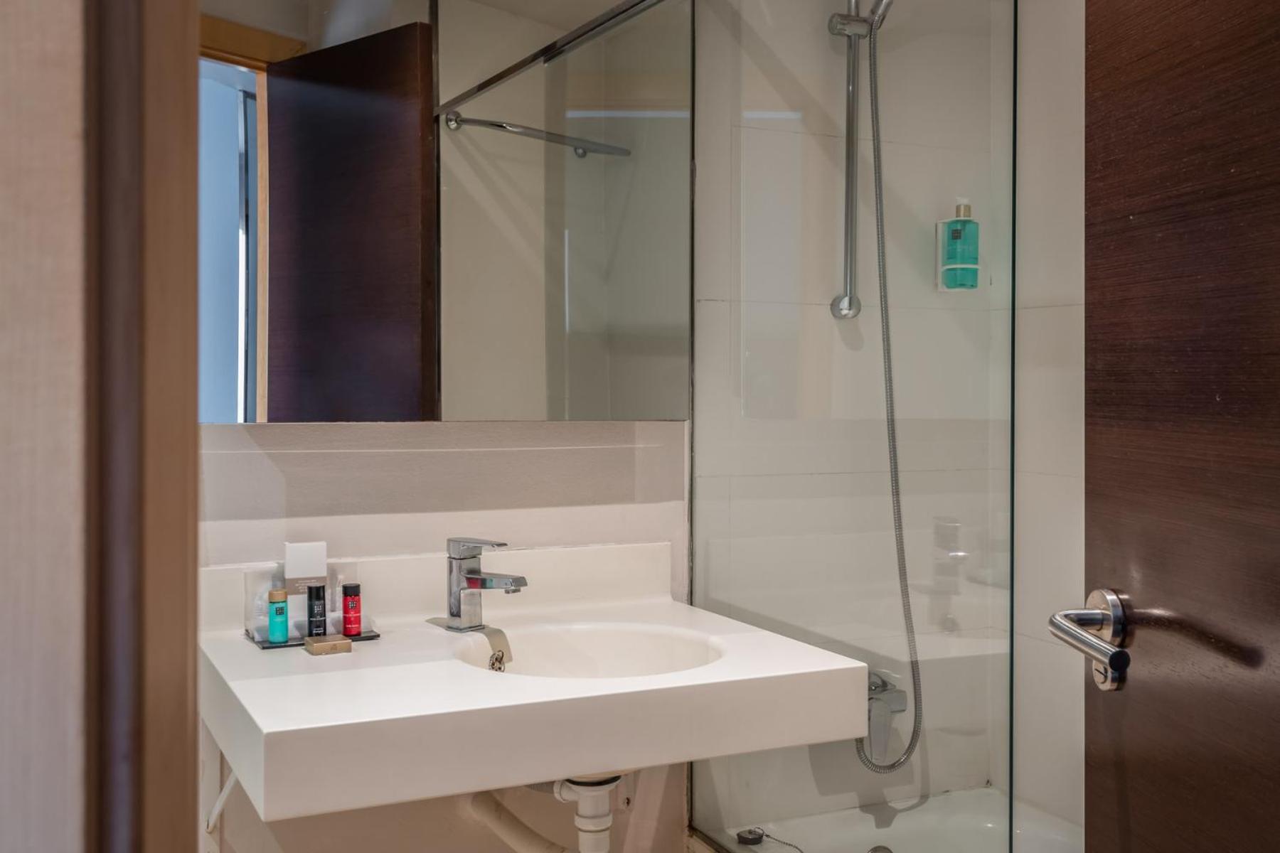 Double or Twin Room - Photo 2