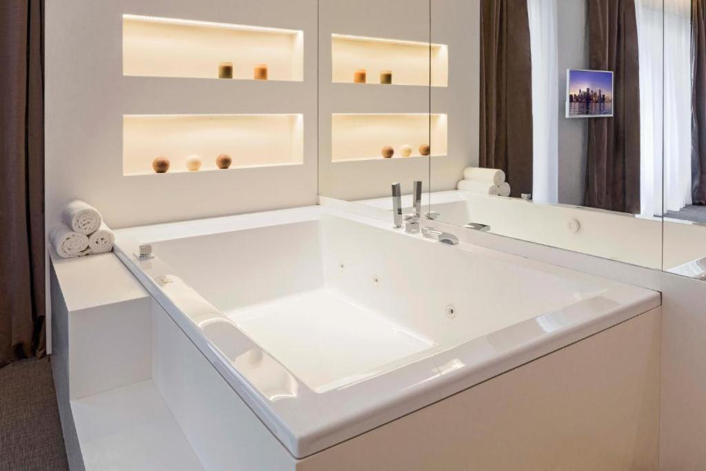 King Room with Spa Bath photo 3