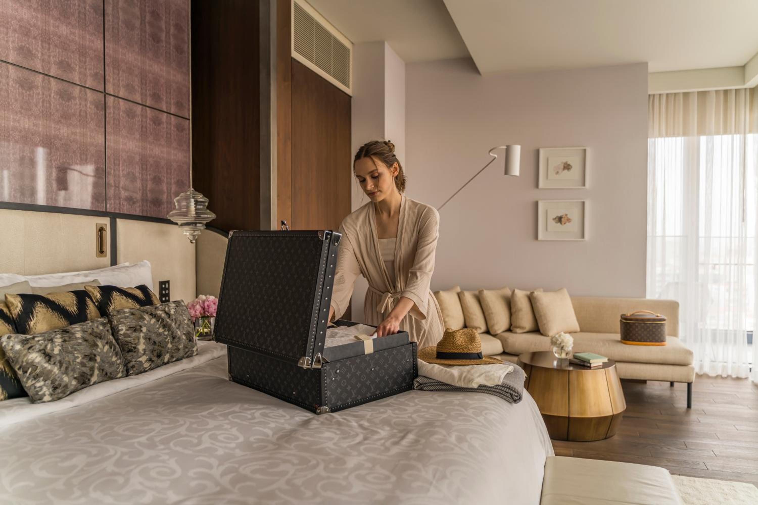 Fairmont Gold Queen Room with Two Queen Beds, City View and Lounge Access thumbnail 5
