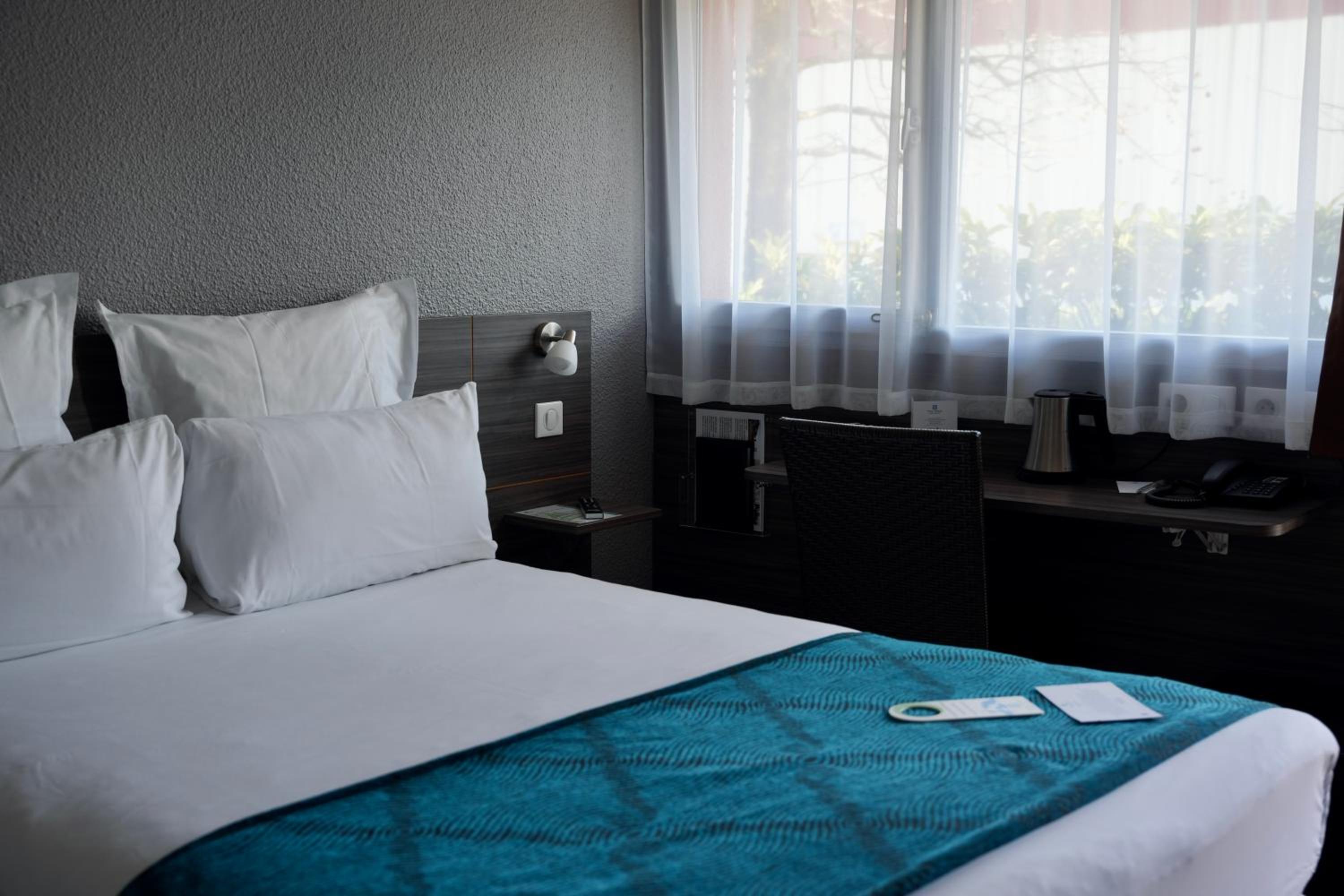 Family Queen Room with Two Single Beds