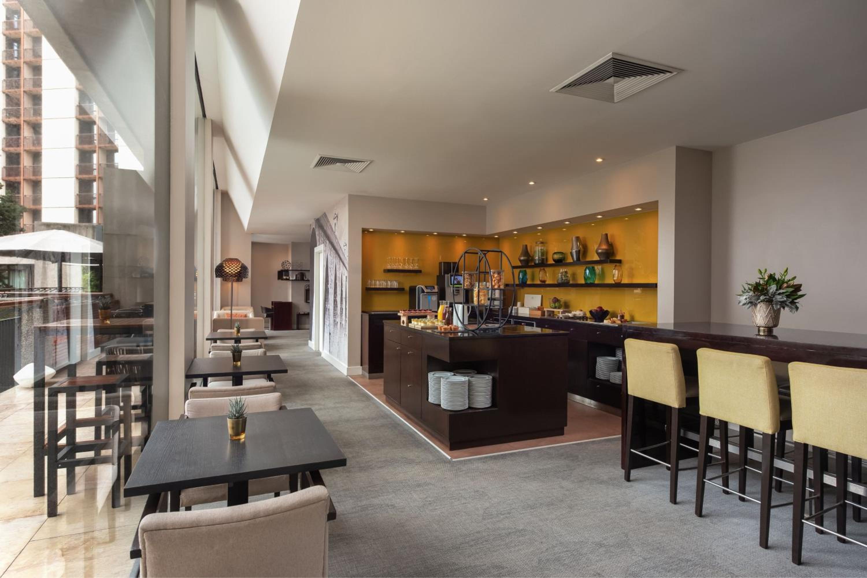 Executive King, Club lounge access, Guest room, 1 King, High floor, Balcony - Photo 7