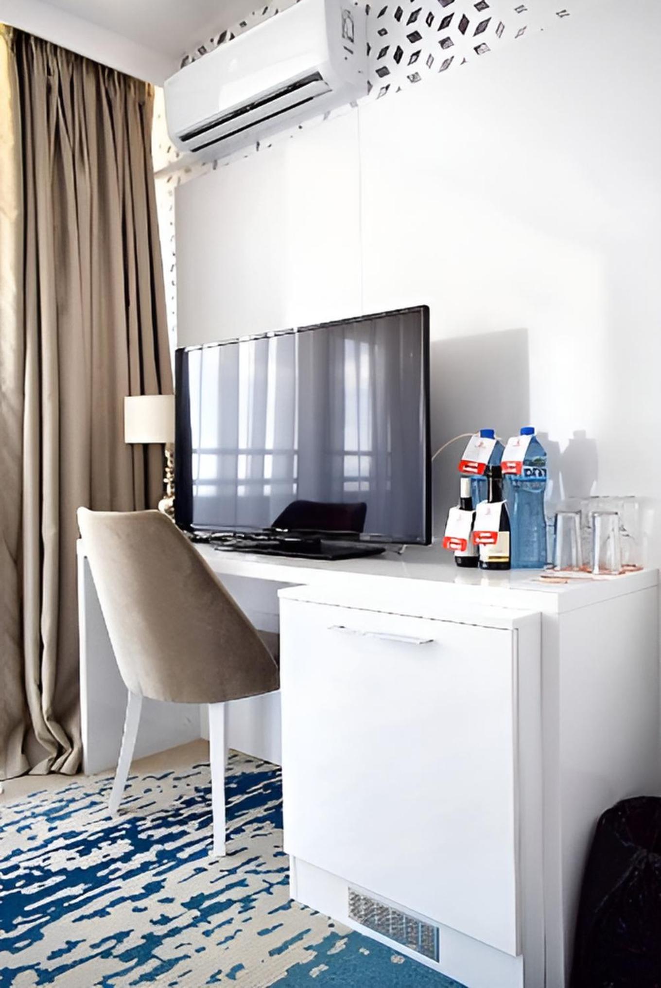 Twin Room with Balcony with Sea View (2 Adults + 1 Child) photo 2