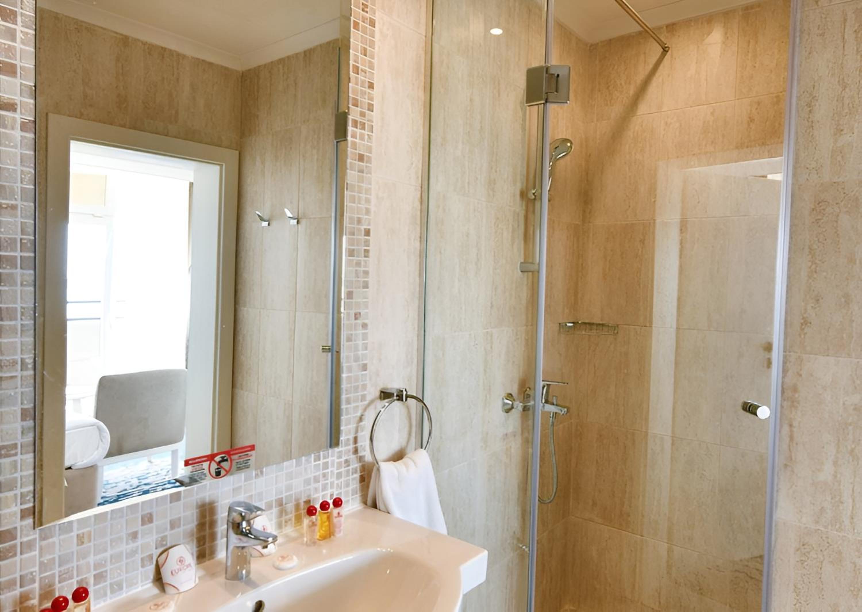 Deluxe Suite with Sea View - Photo 1