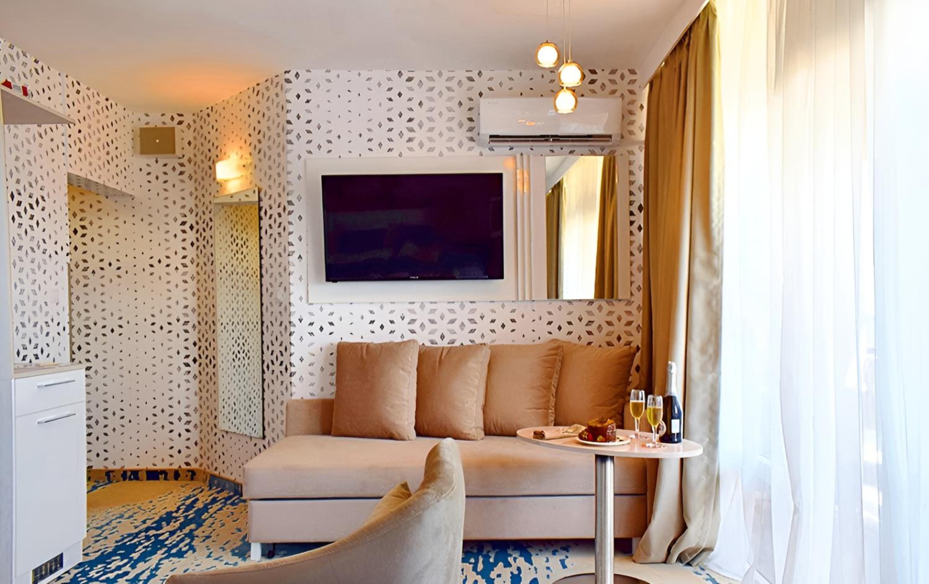 Twin Room with Balcony with Sea View (2 Adults + 1 Child) photo 3