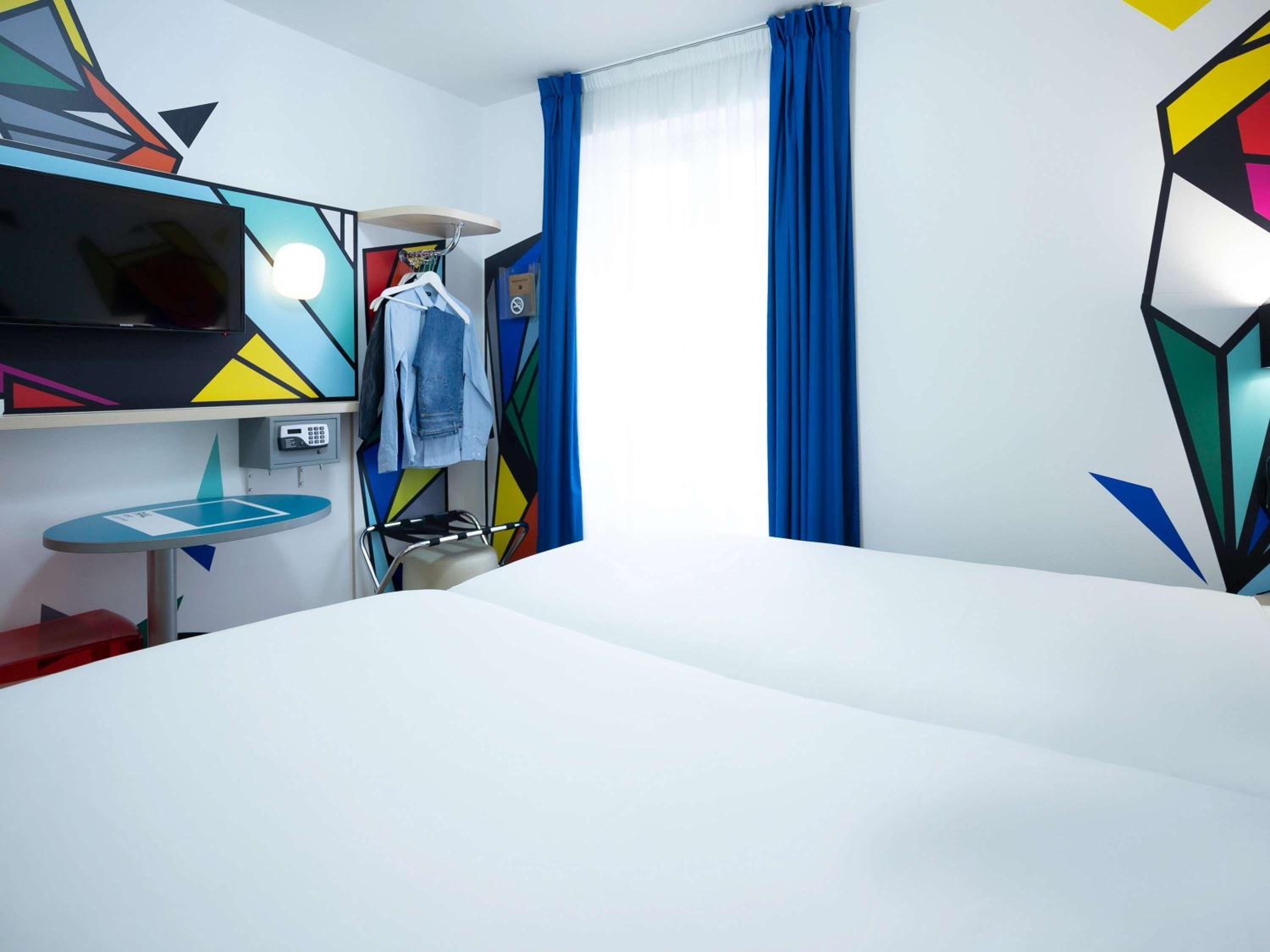 Standard Twin Room thumbnail 6