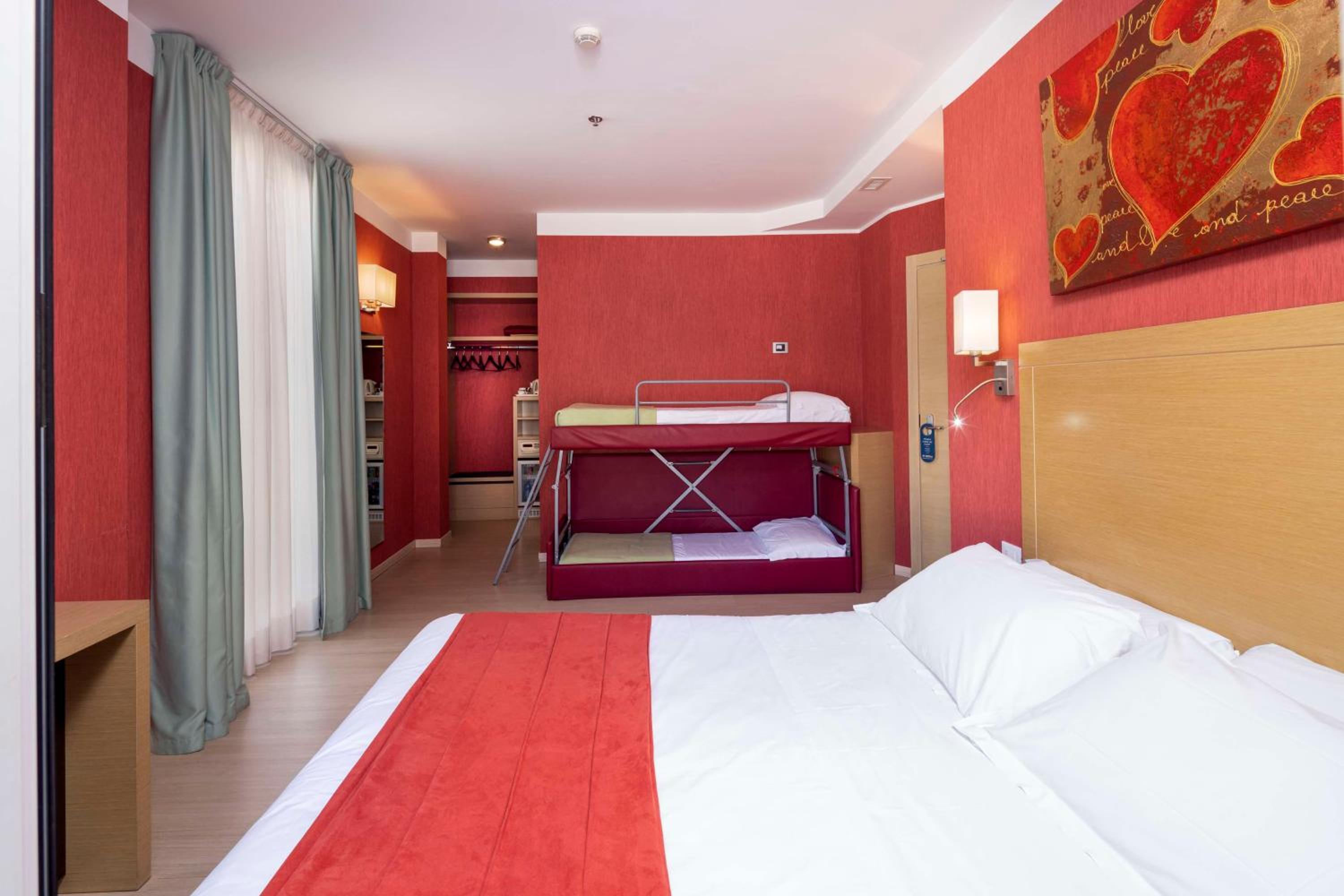 Quadruple Room - Photo 13