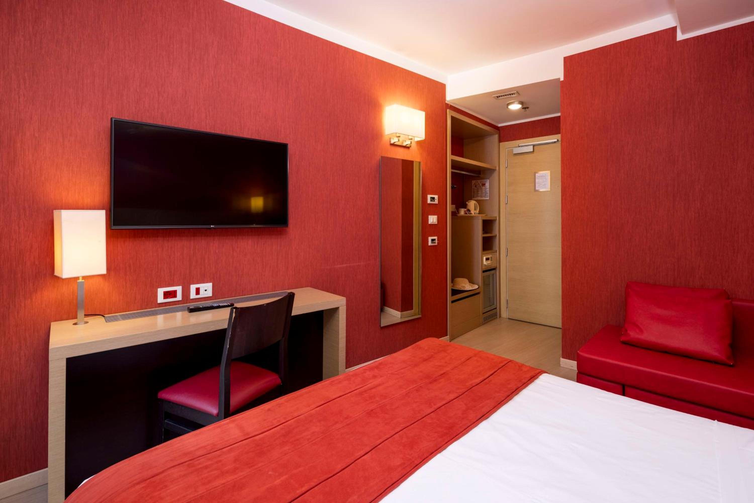 Deluxe King Room with Sofa Bed - Photo 5