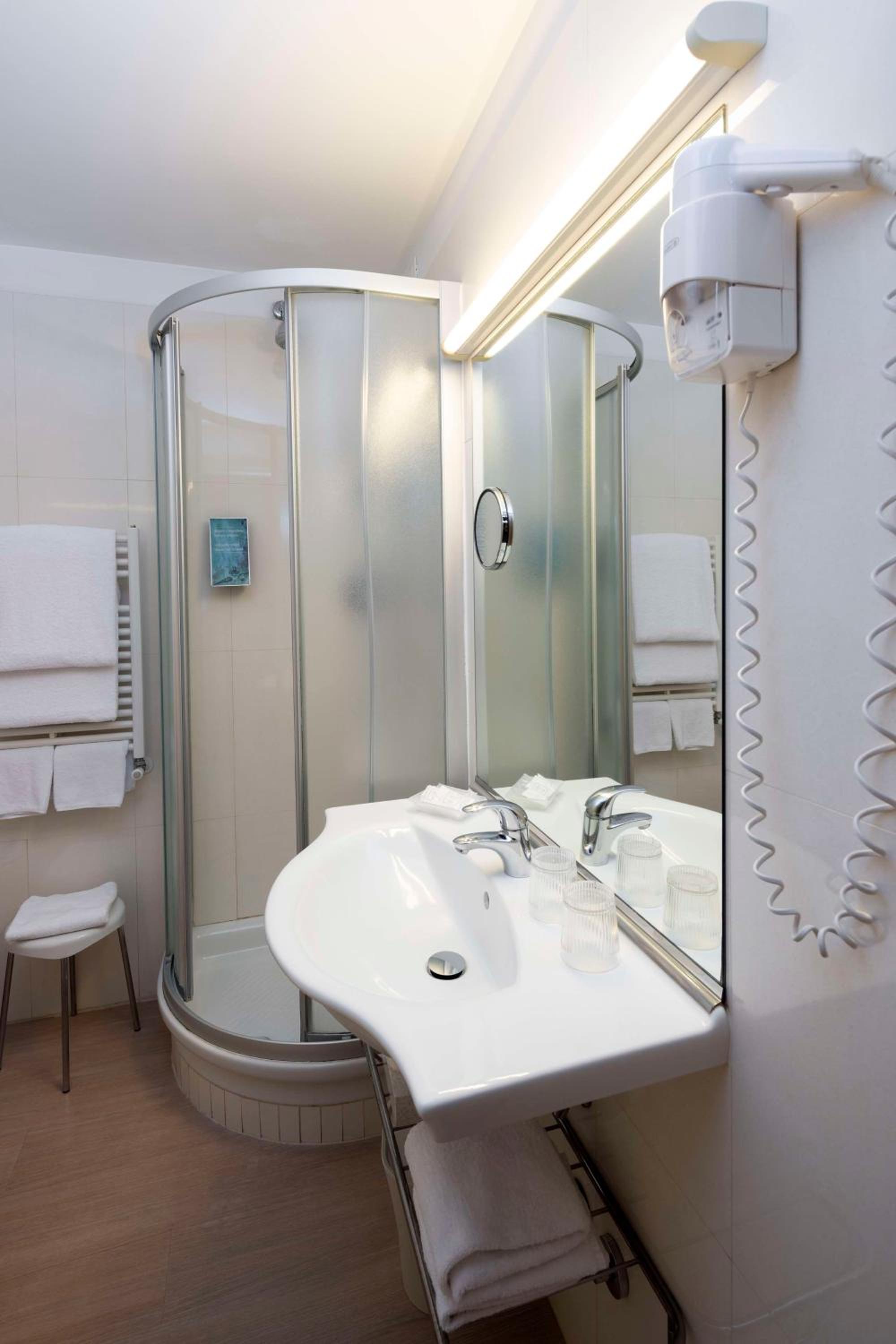 Quadruple Room - Photo 12