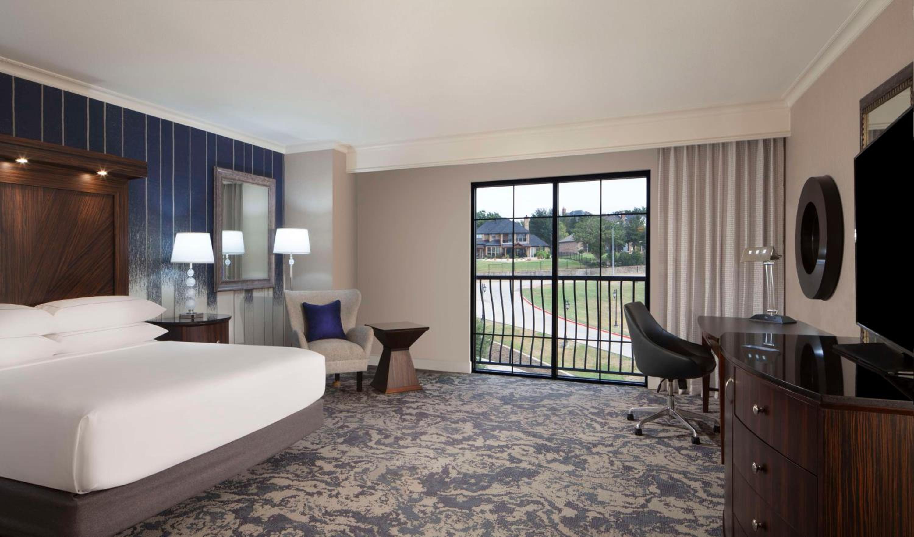 King Room with Bath Tub - Mobility Access - Photo 1