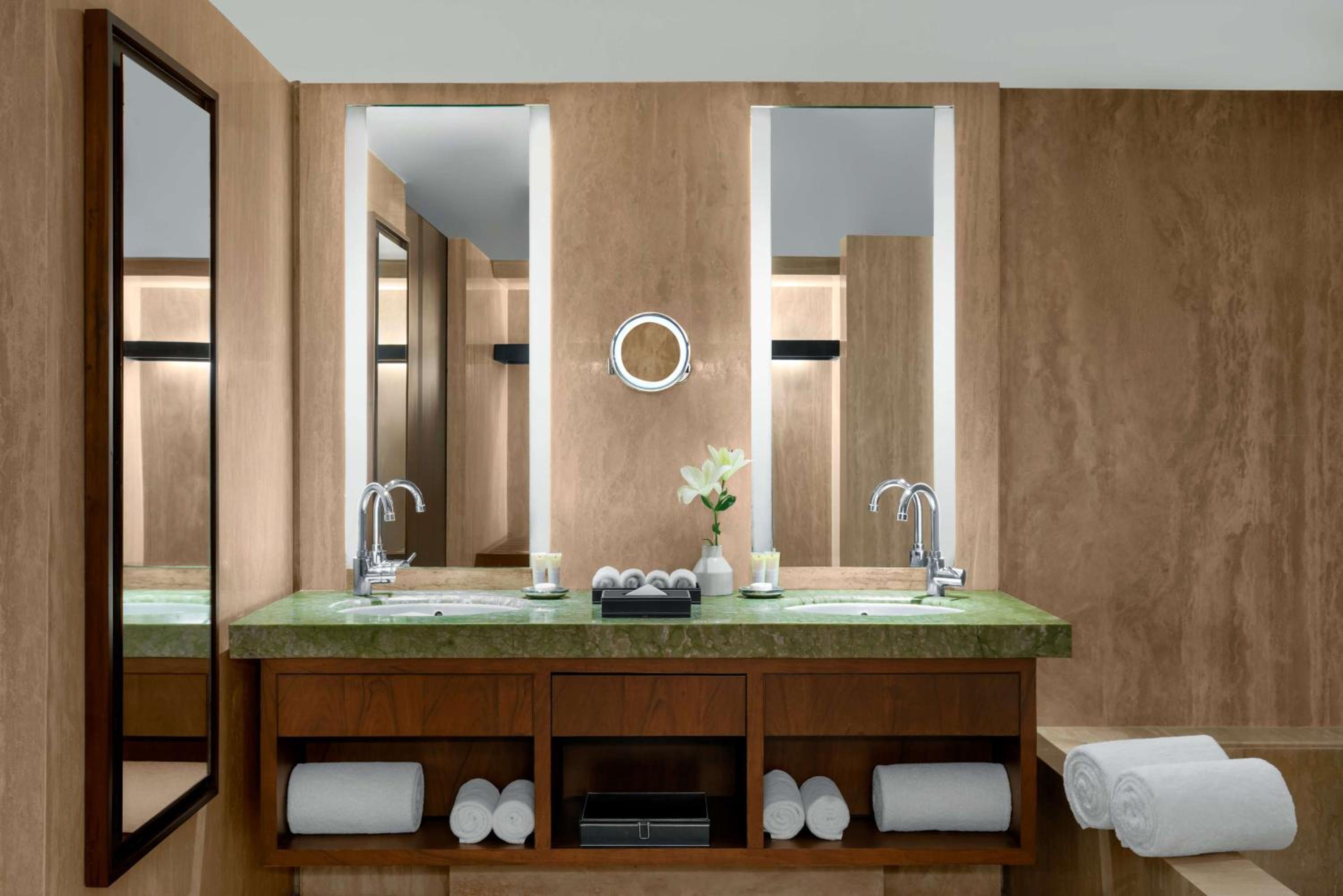 Twin Room with View thumbnail 5