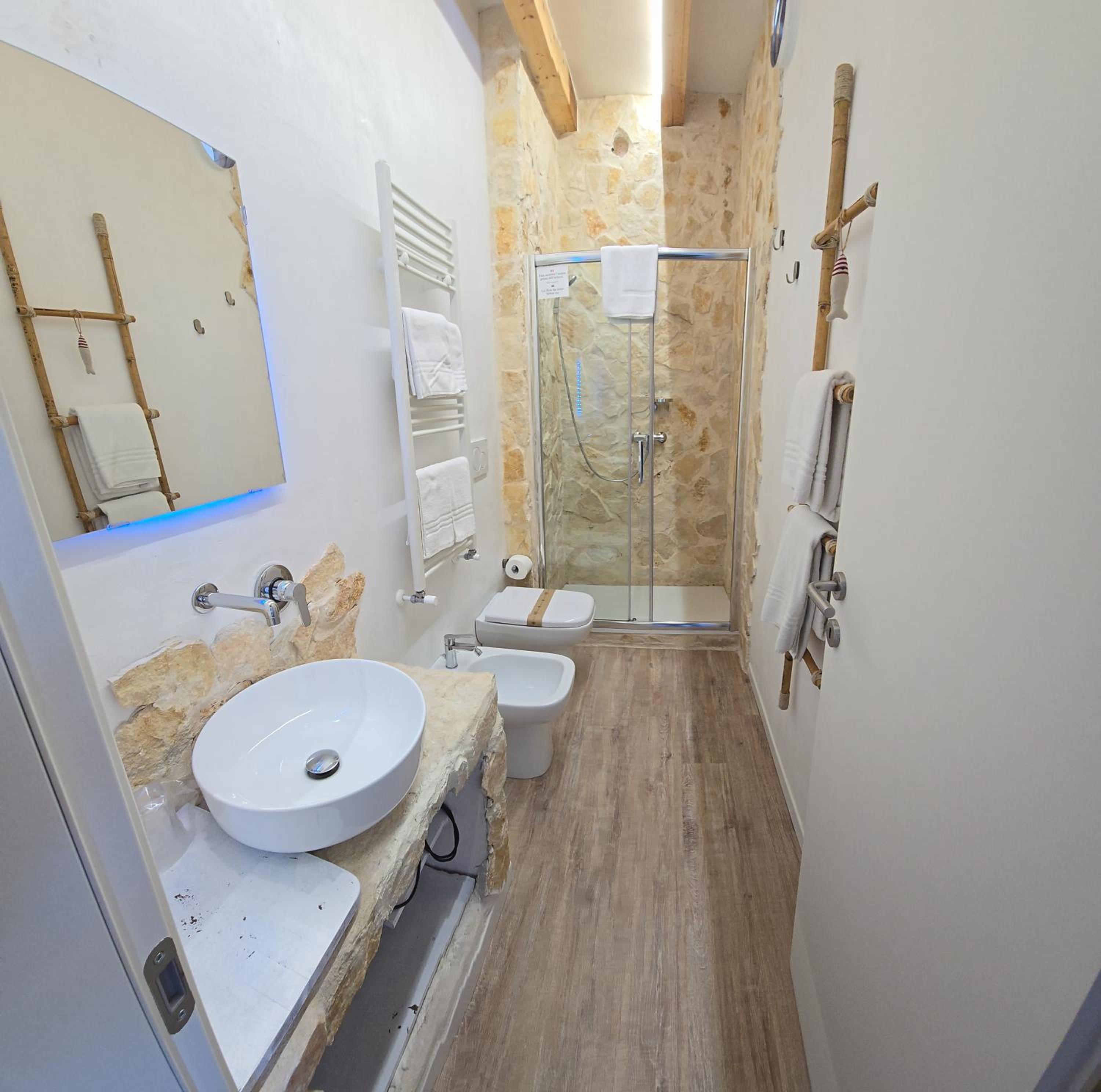 Suite with Sea View - Photo 18