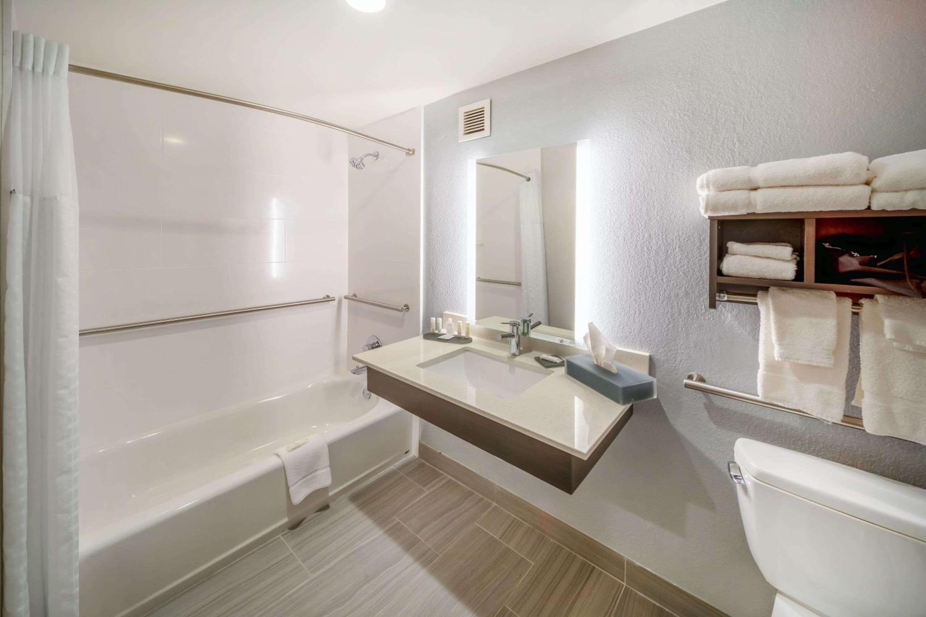 2 Queen Beds, Mobility Accessible Room, Bathtub w/ Grab Bars, Non-Smoking - Photo 3