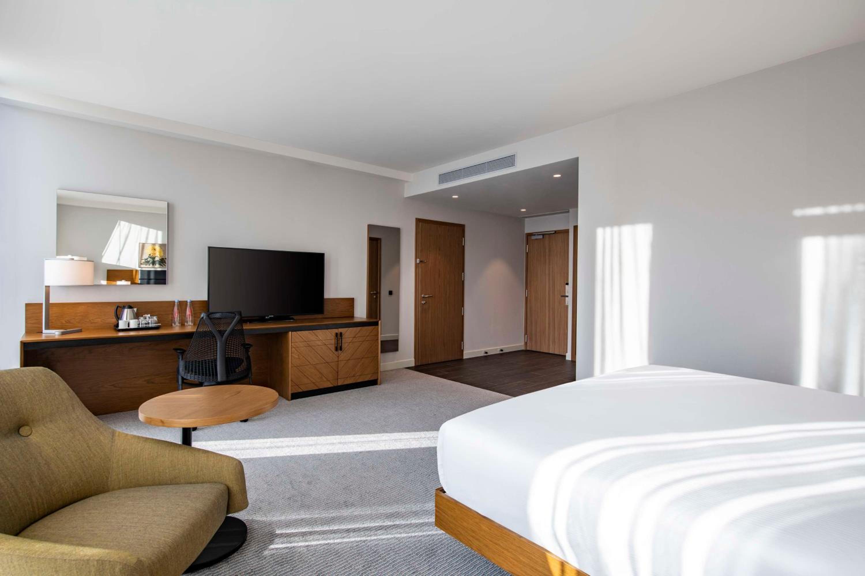 King Room - Mobility Accessible - Photo 2