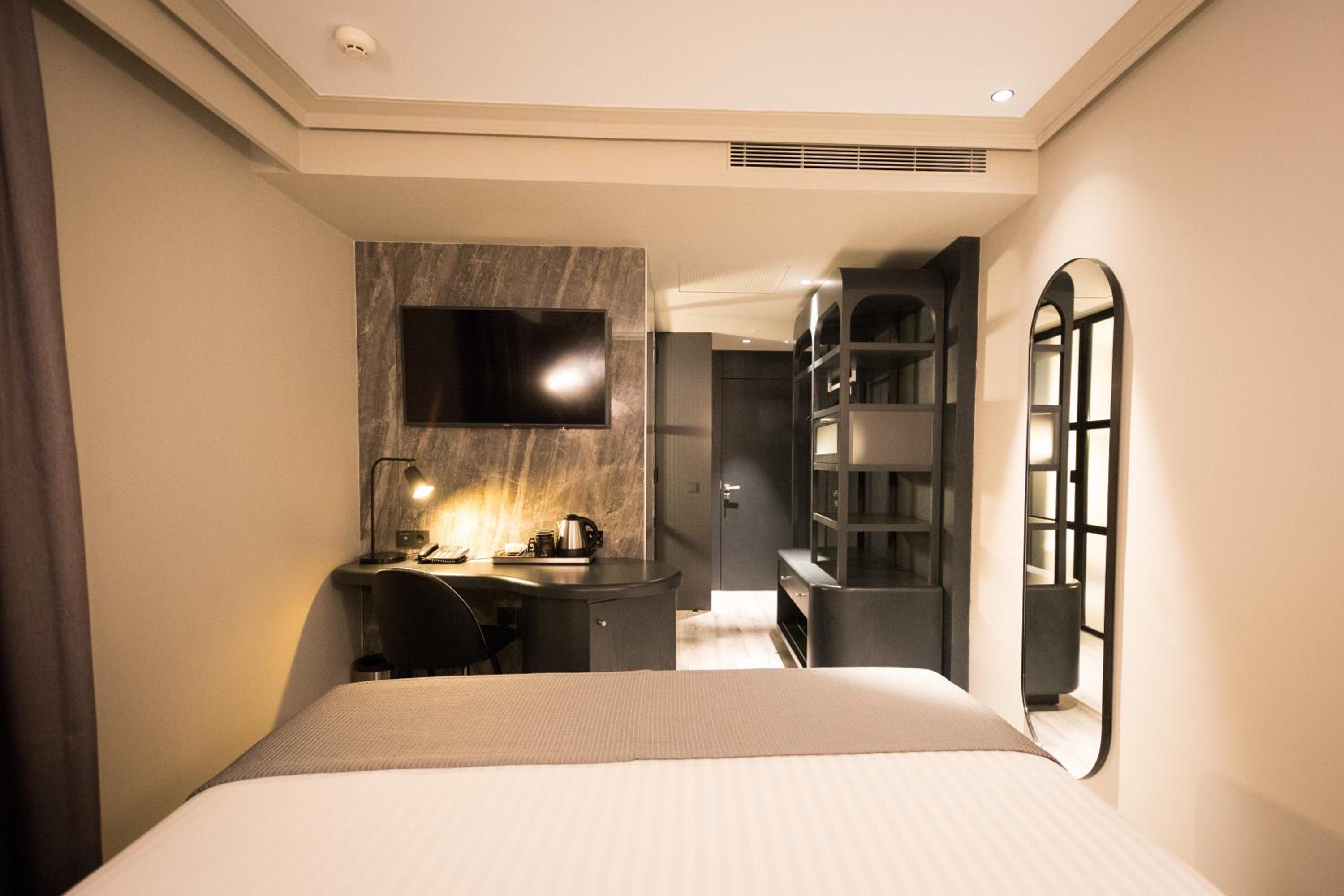 Standard Double or Twin Room thumbnail 5