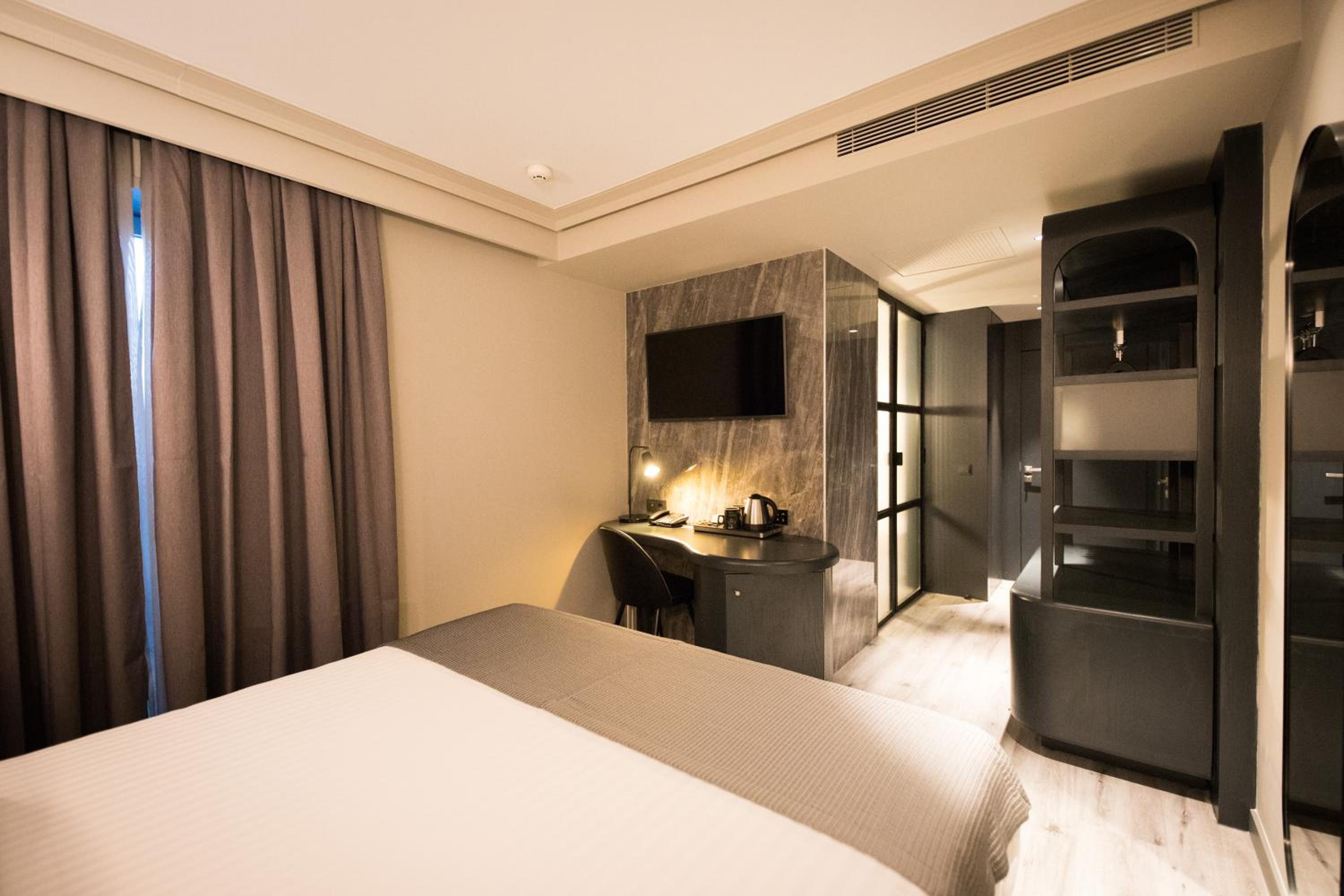 Standard Double or Twin Room thumbnail 6