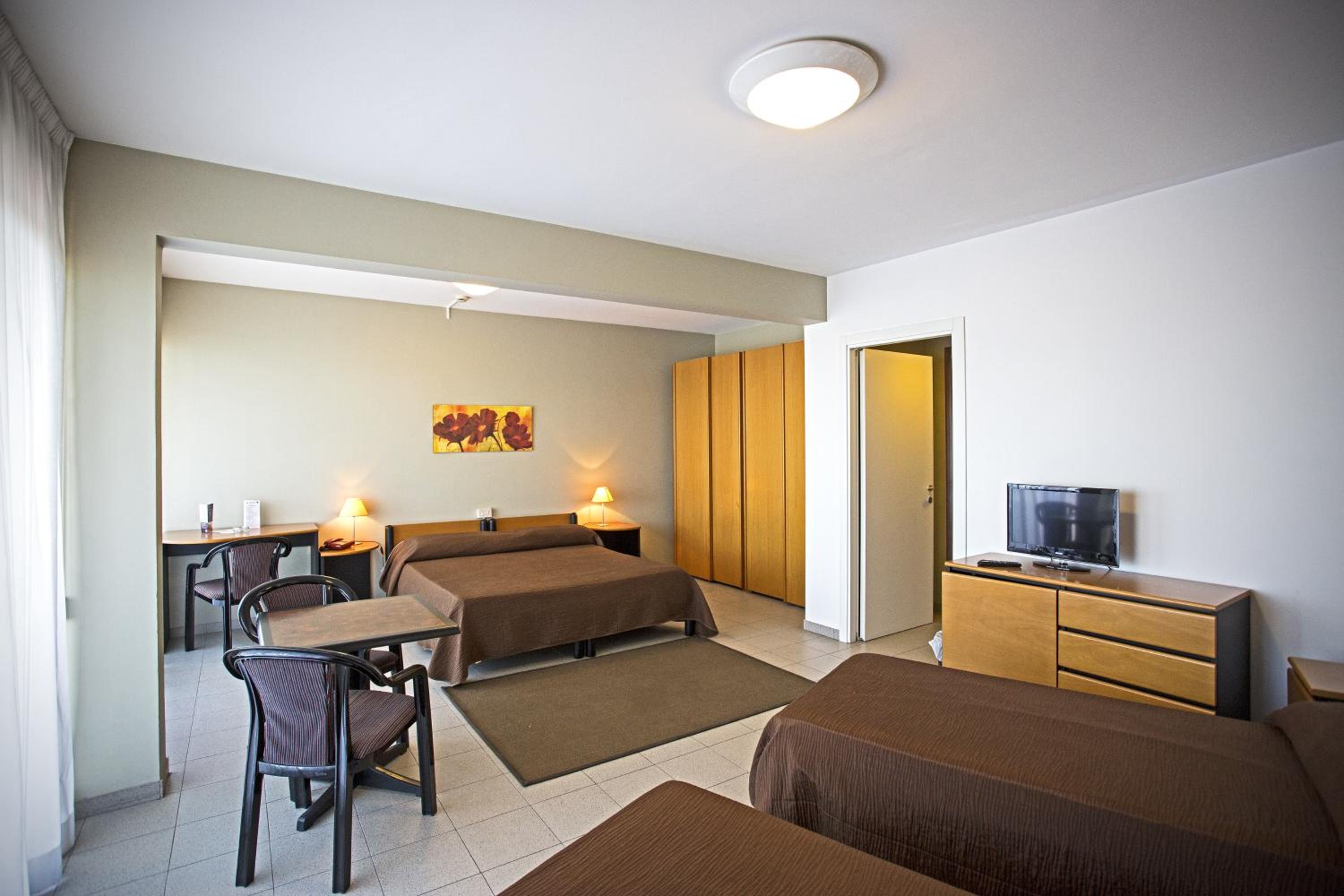 Standard Quadruple Room with View - Photo 3