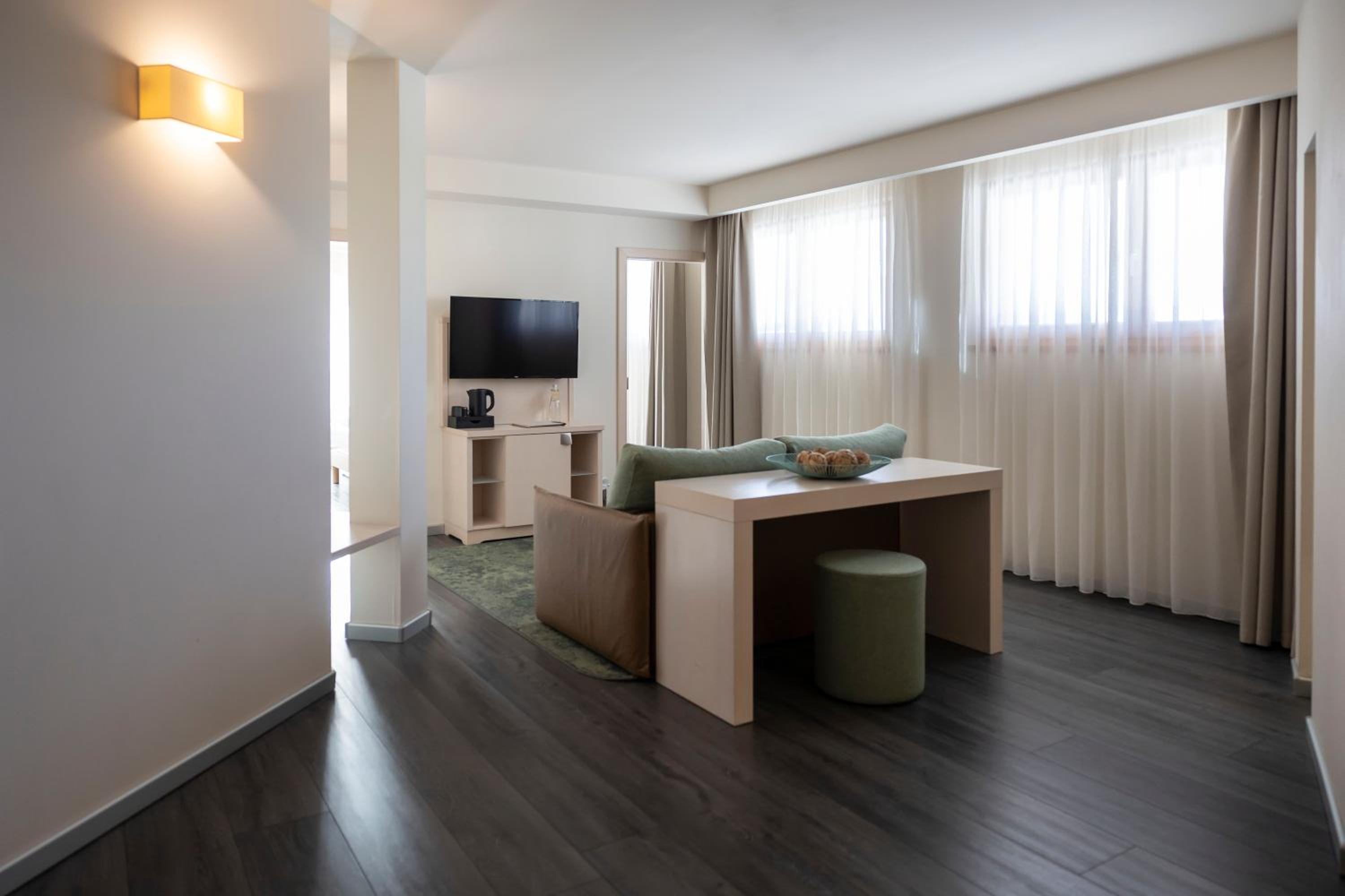 Suite - Photo 2