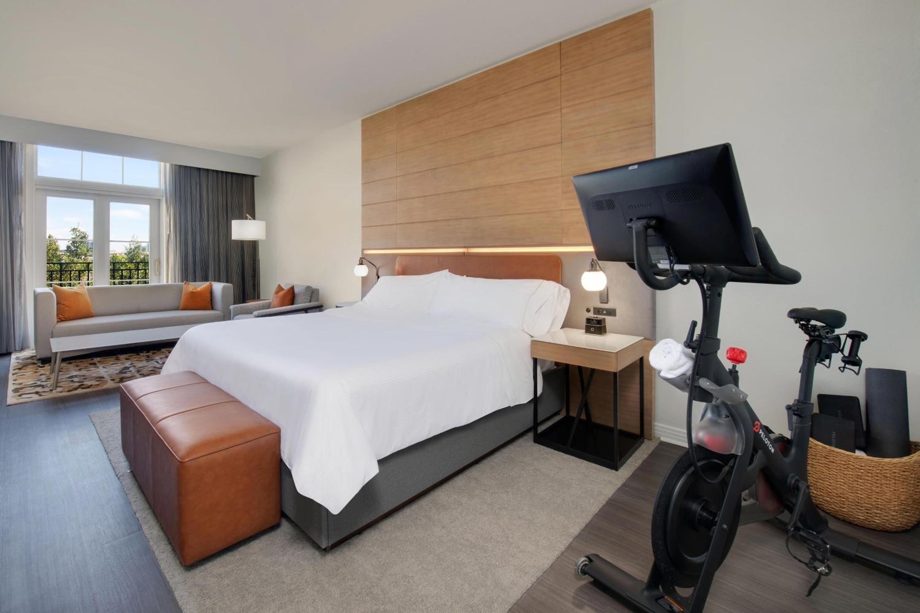 Executive Junior King Suite - Photo 2