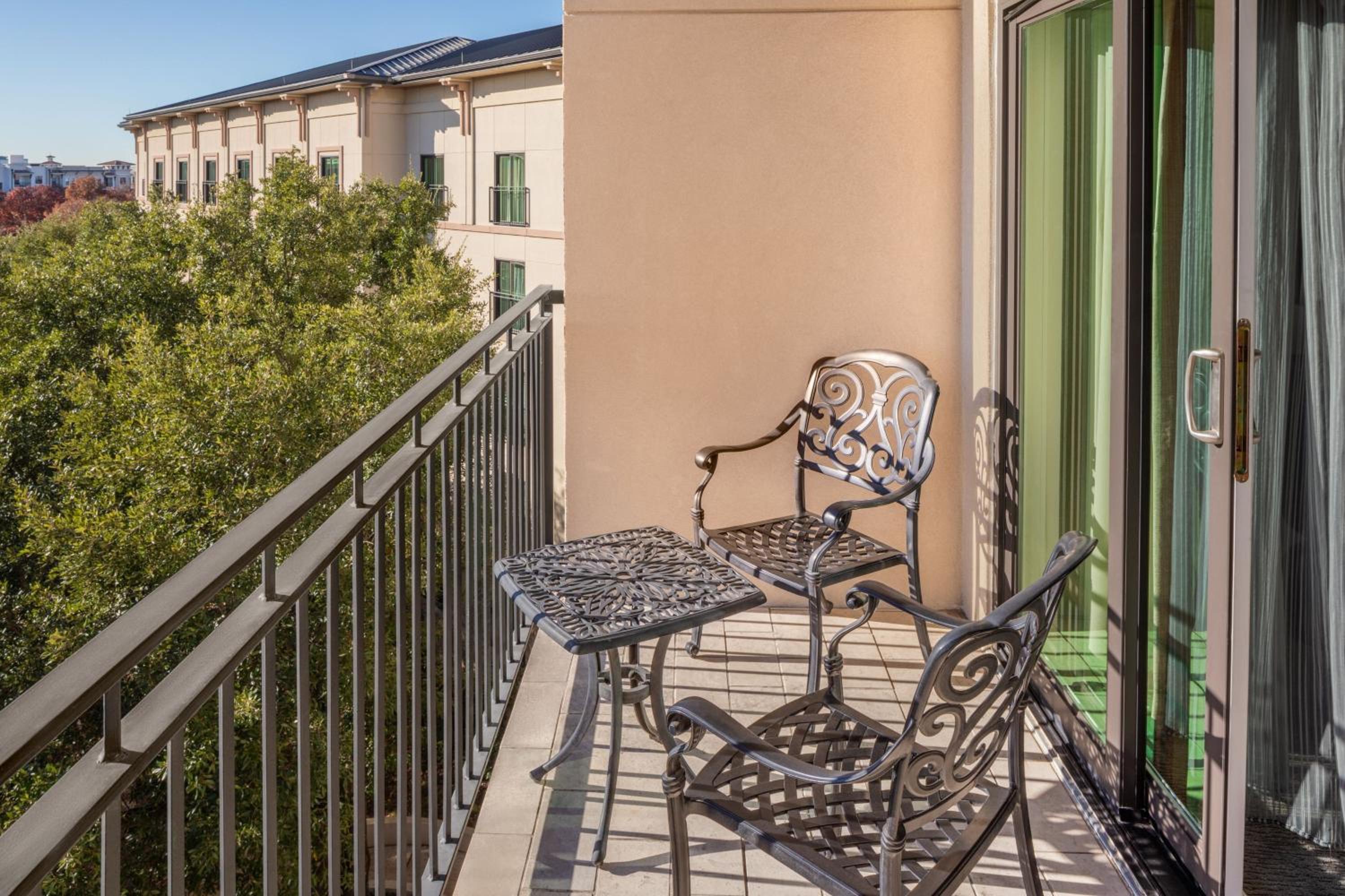 King Room with Balcony - Photo 5
