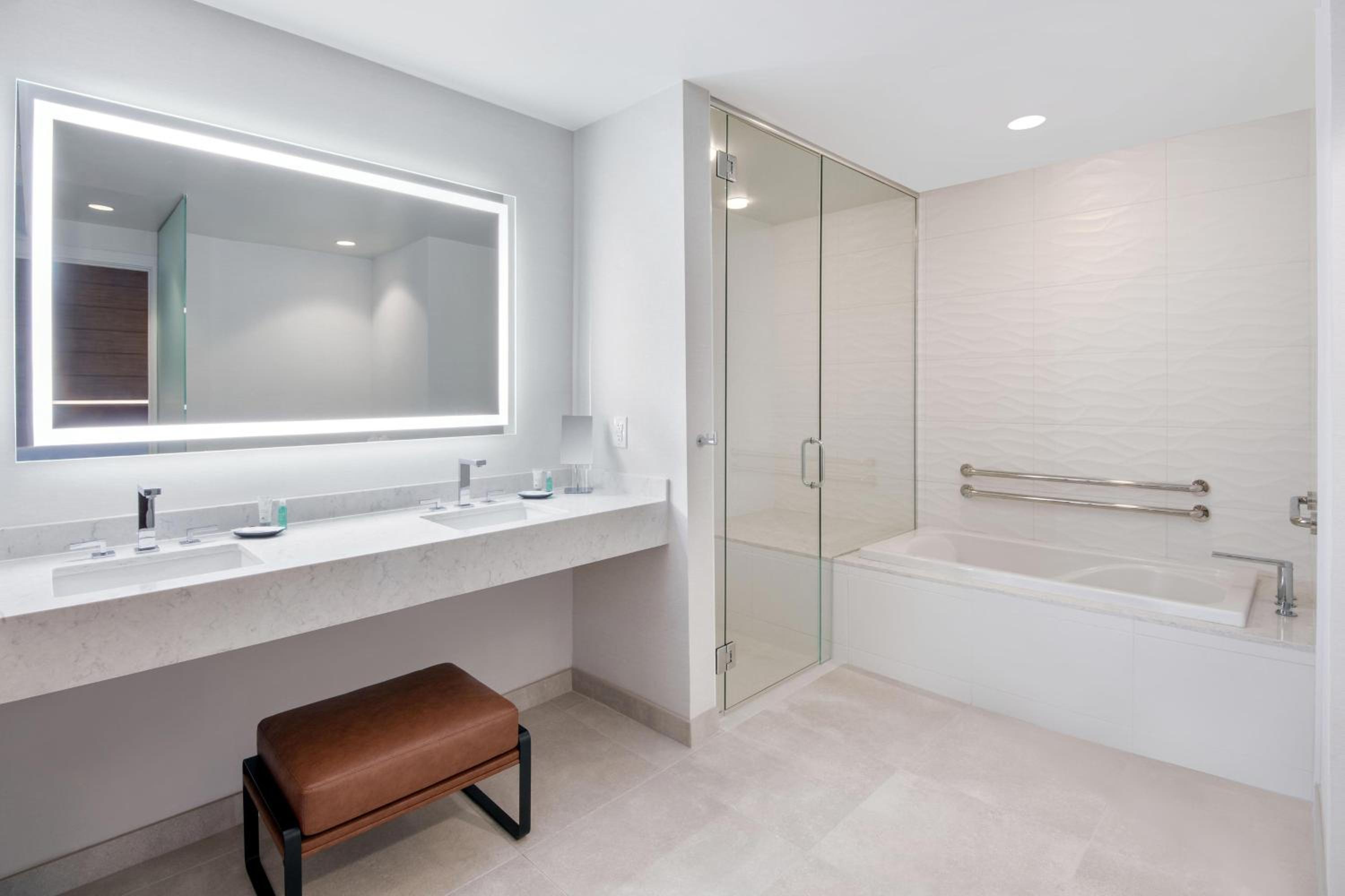 Executive One-Bedroom King Suite - Photo 5